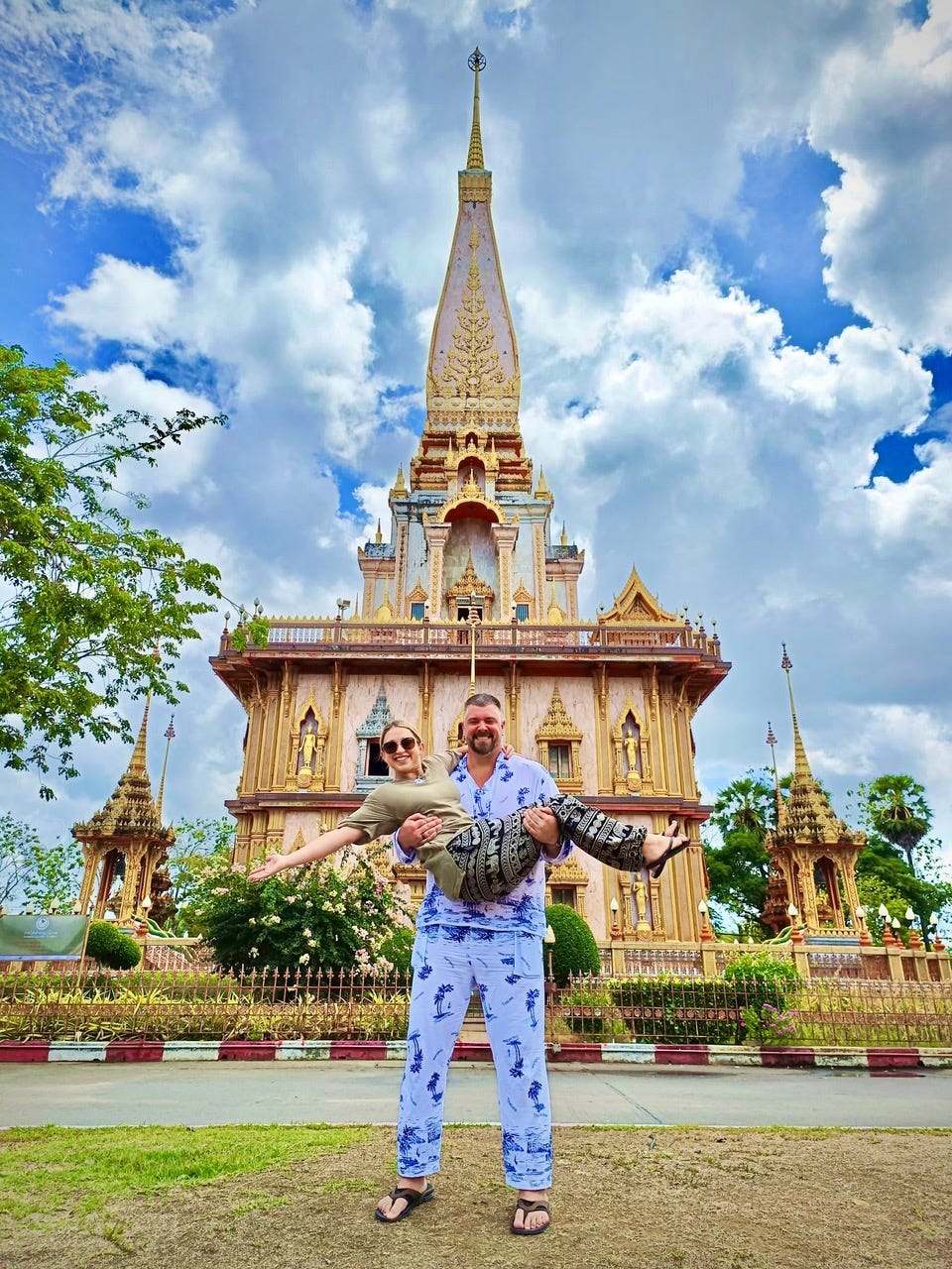 Katina und ihr Freund stehen vor einem wunderschönen Palast in Thailand.