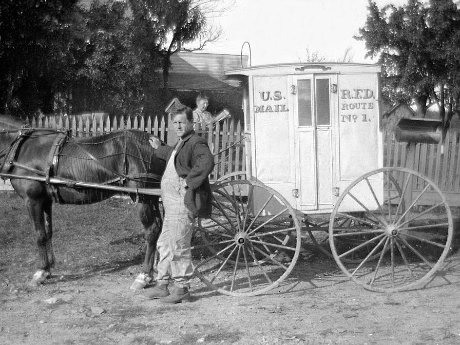 Im Jahr 1900 nutzten Postangestellte Pferdekutschen