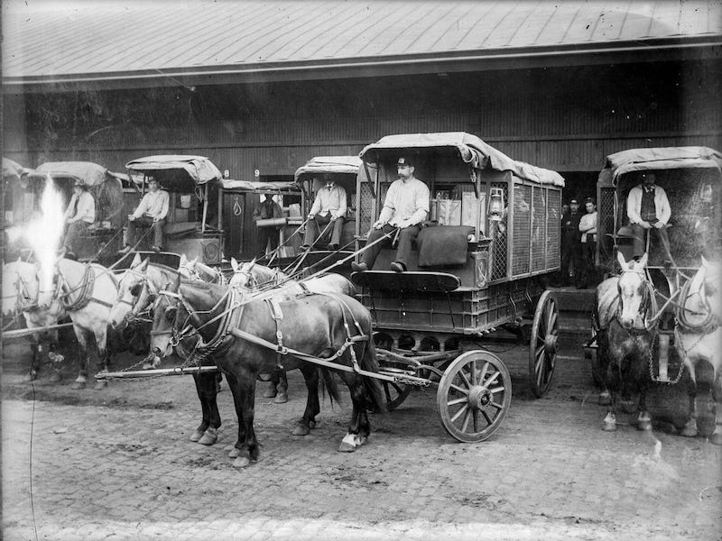 Postangestellte nutzen 1909 Siebwagen