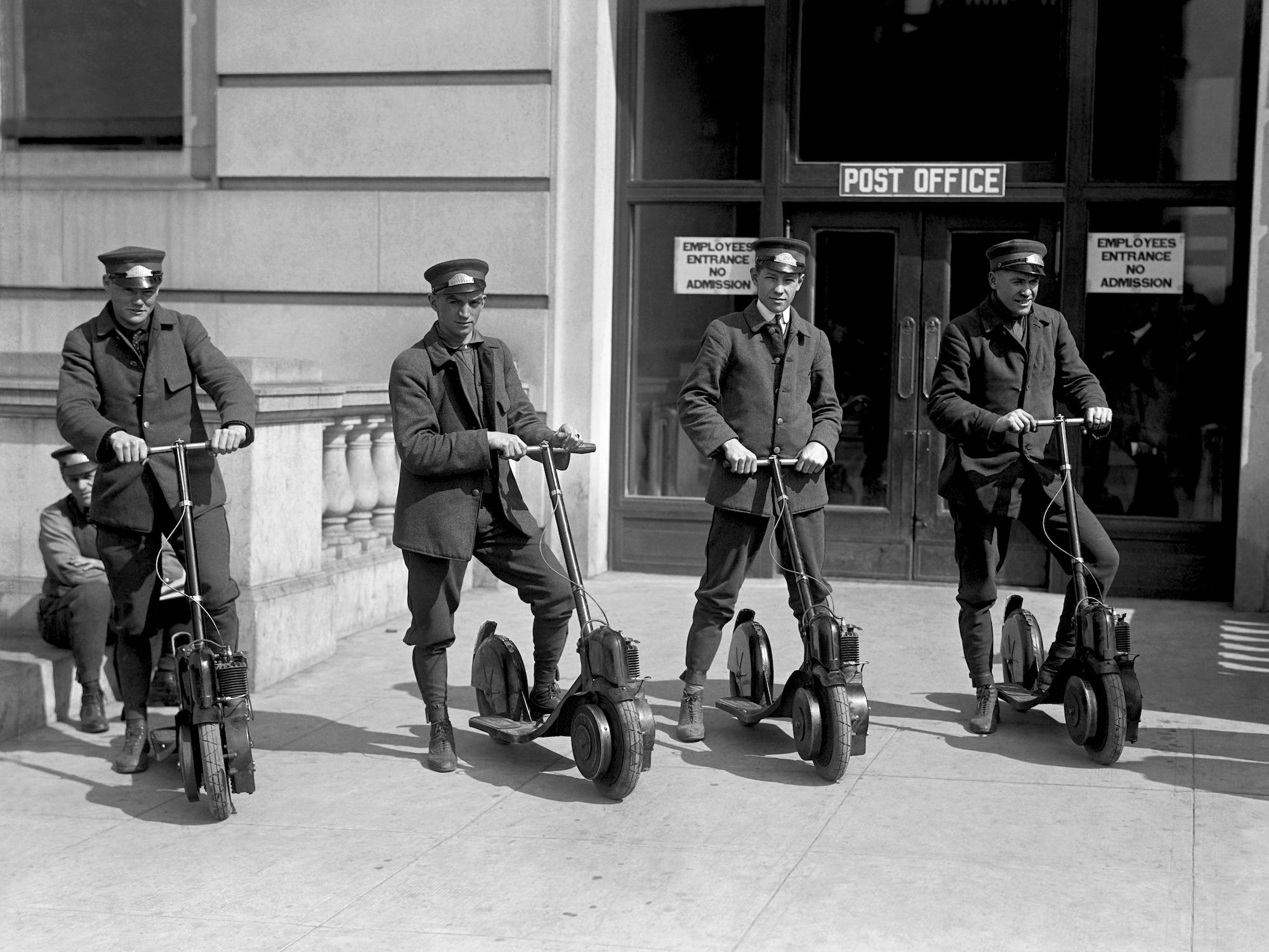 Postzustellroller Mitte der 1910er Jahre.