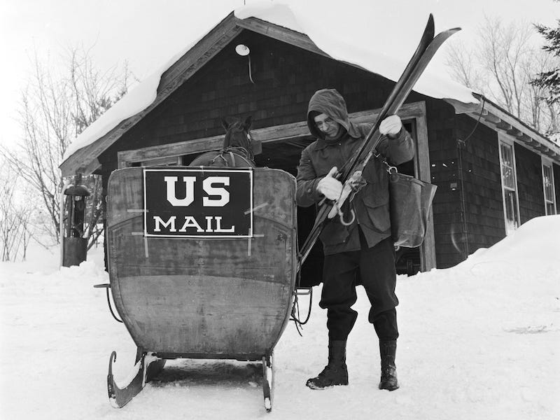 Ein von Pferden gezogener Postschlitten aus dem Jahr 1950