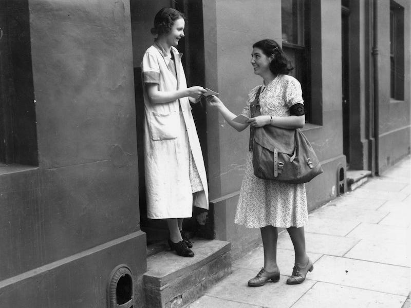 Eine Postangestellte liefert 1940 Post aus.