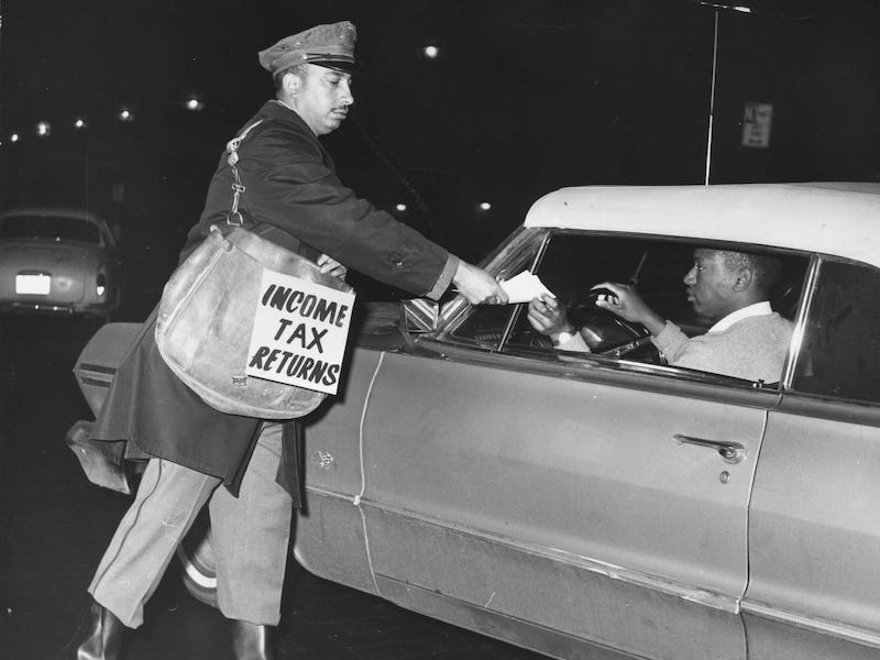 Ein Postangestellter sammelt 1965 Einkommensteuererklärungen