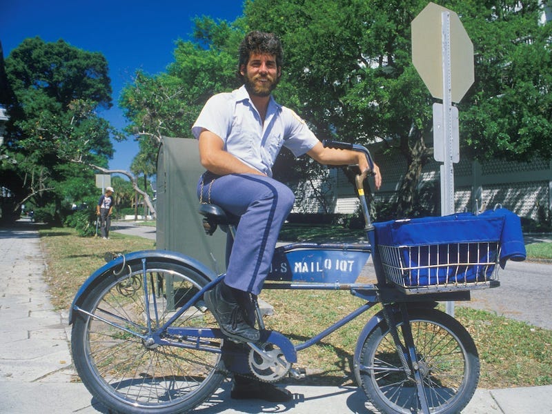 Ein Postangestellter auf einem Fahrrad im Jahr 1988