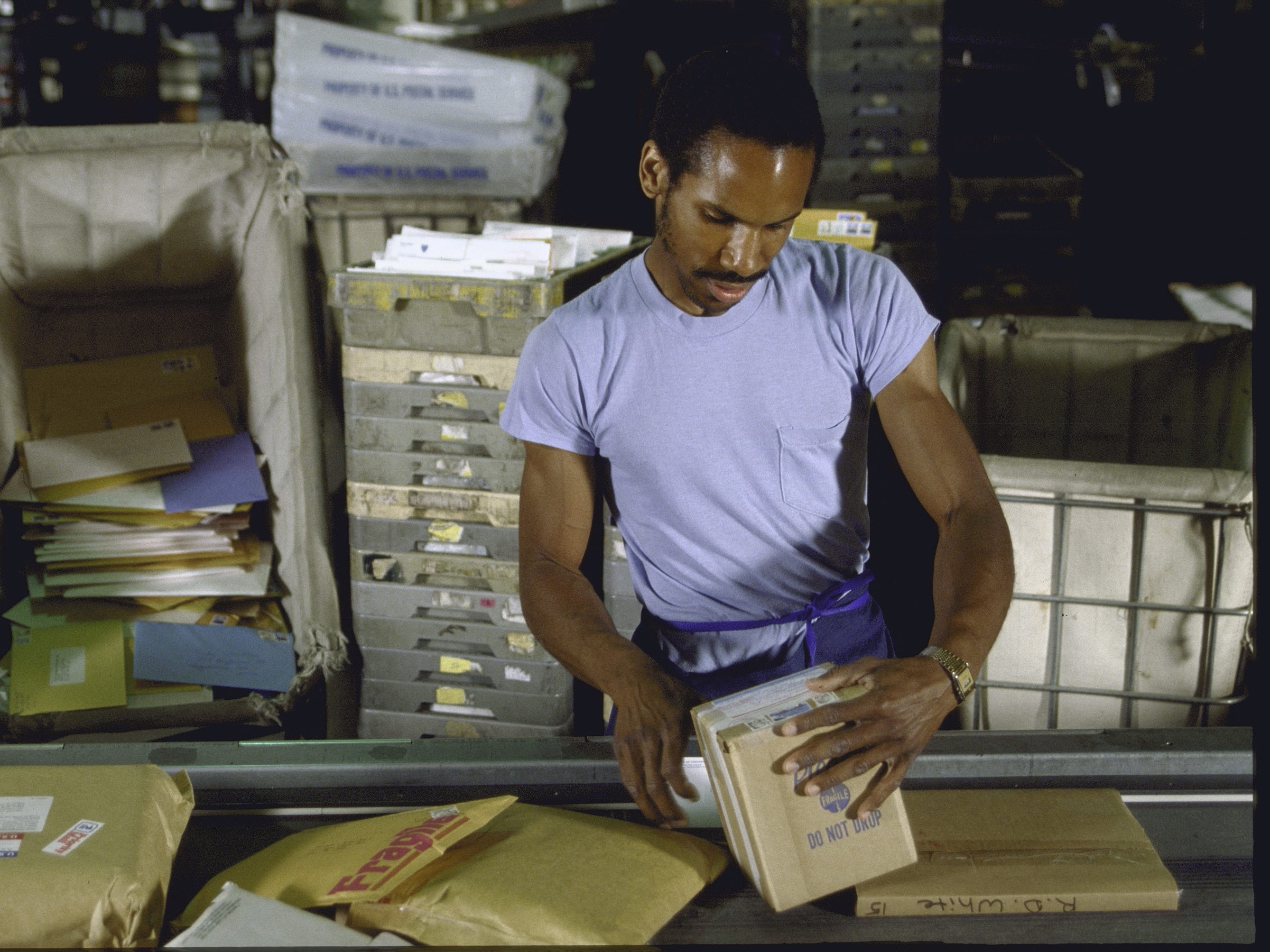 Ein Postangestellter in einem Lagerhaus im Jahr 1988