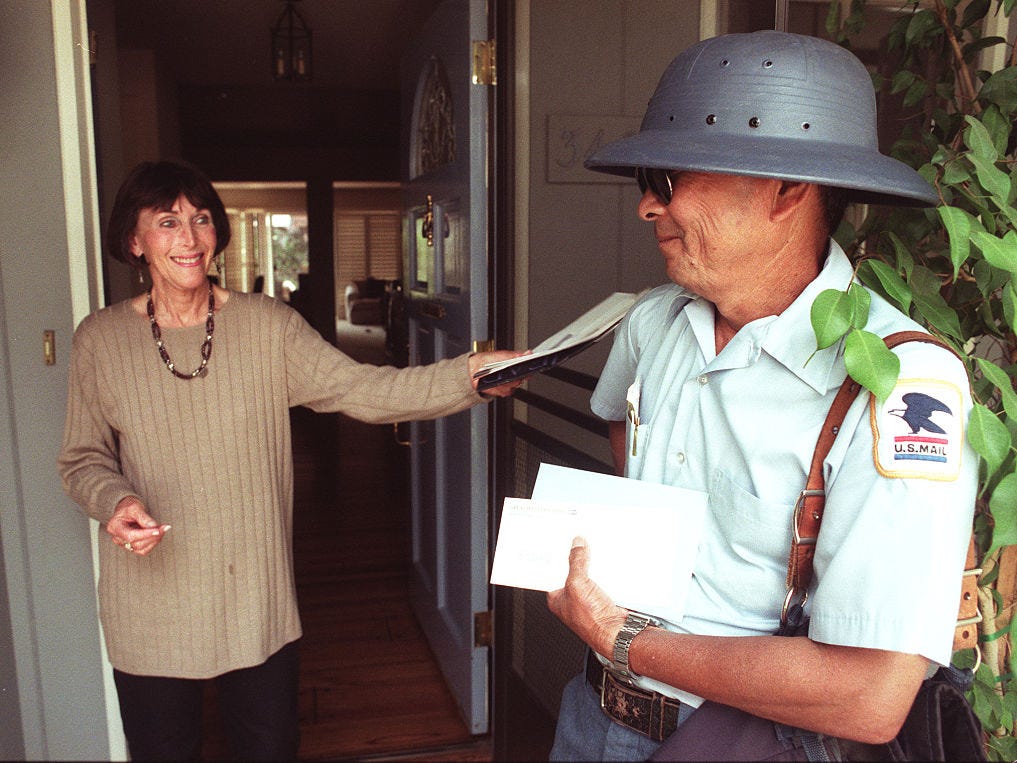 Ein Postbote trägt 1996 einen Helm
