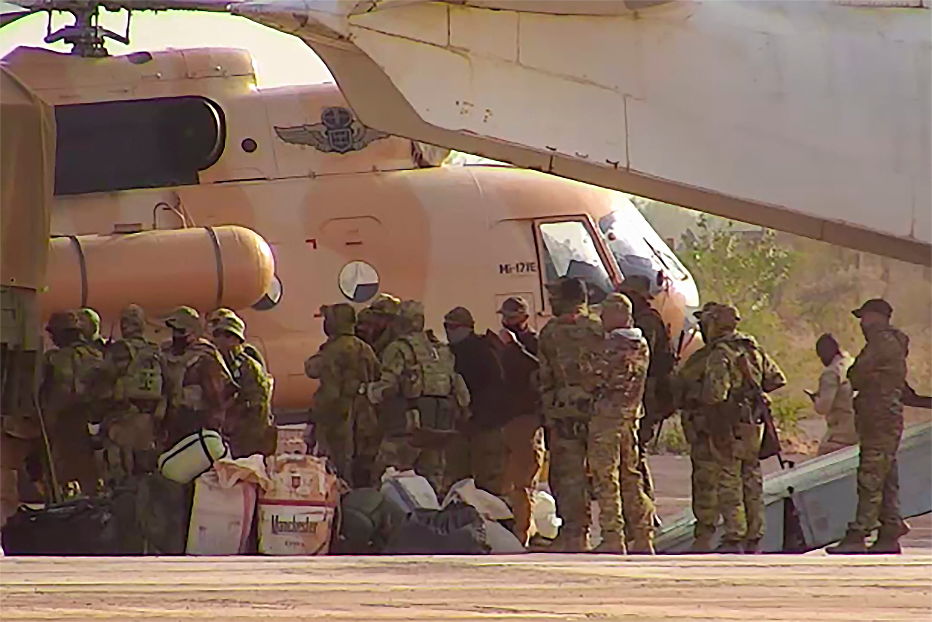 Dieses undatierte Foto, das vom französischen Militär ausgehändigt wurde, zeigt russische Söldner beim Besteigen eines Hubschraubers im Norden Malis.