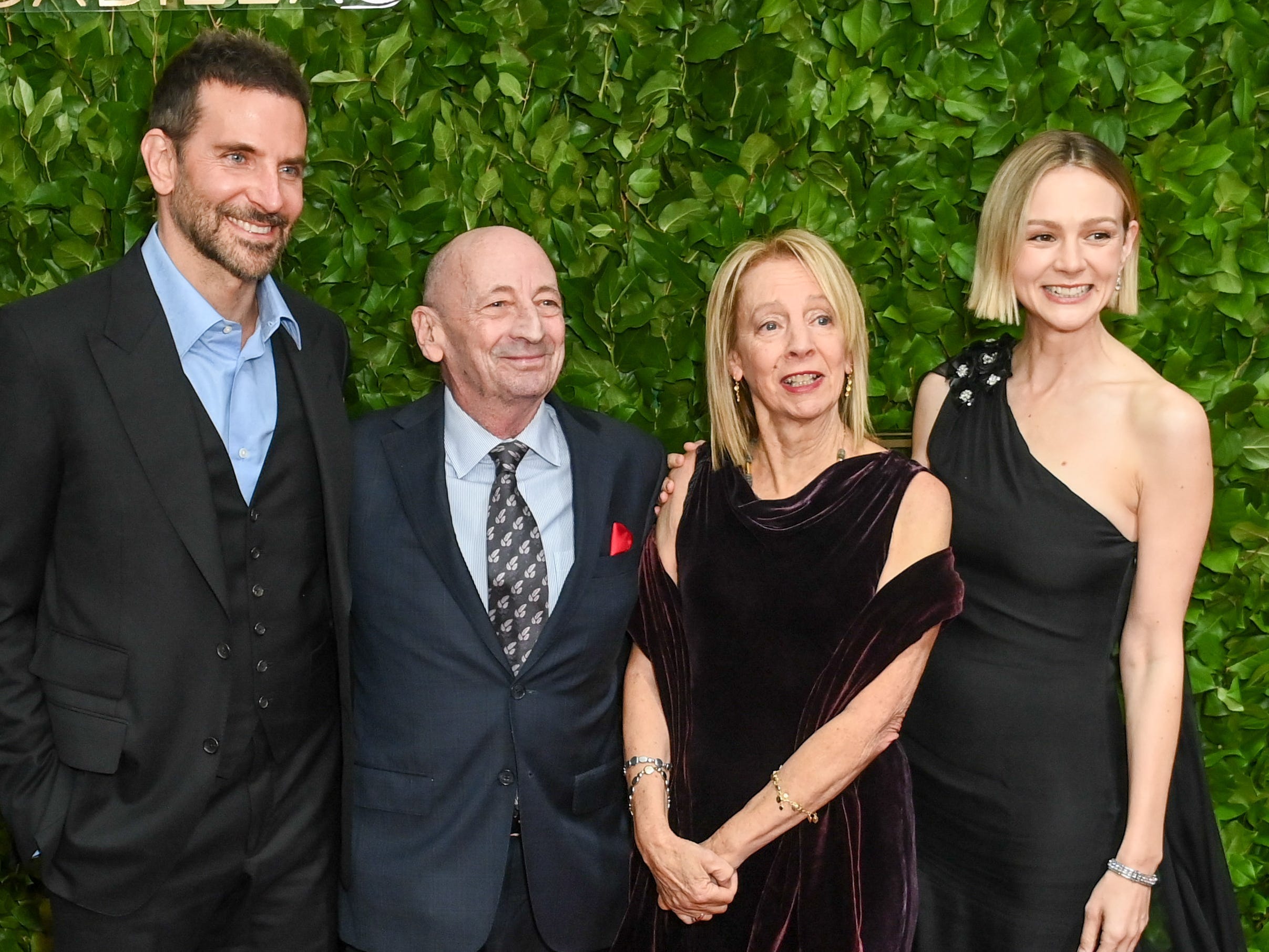 Von links: Bradley Cooper, Alexander Bernstein, Jamie Bernstein und Carey Mulligan bei den 33. Gotham Awards am 27. November 2023 in New York City.