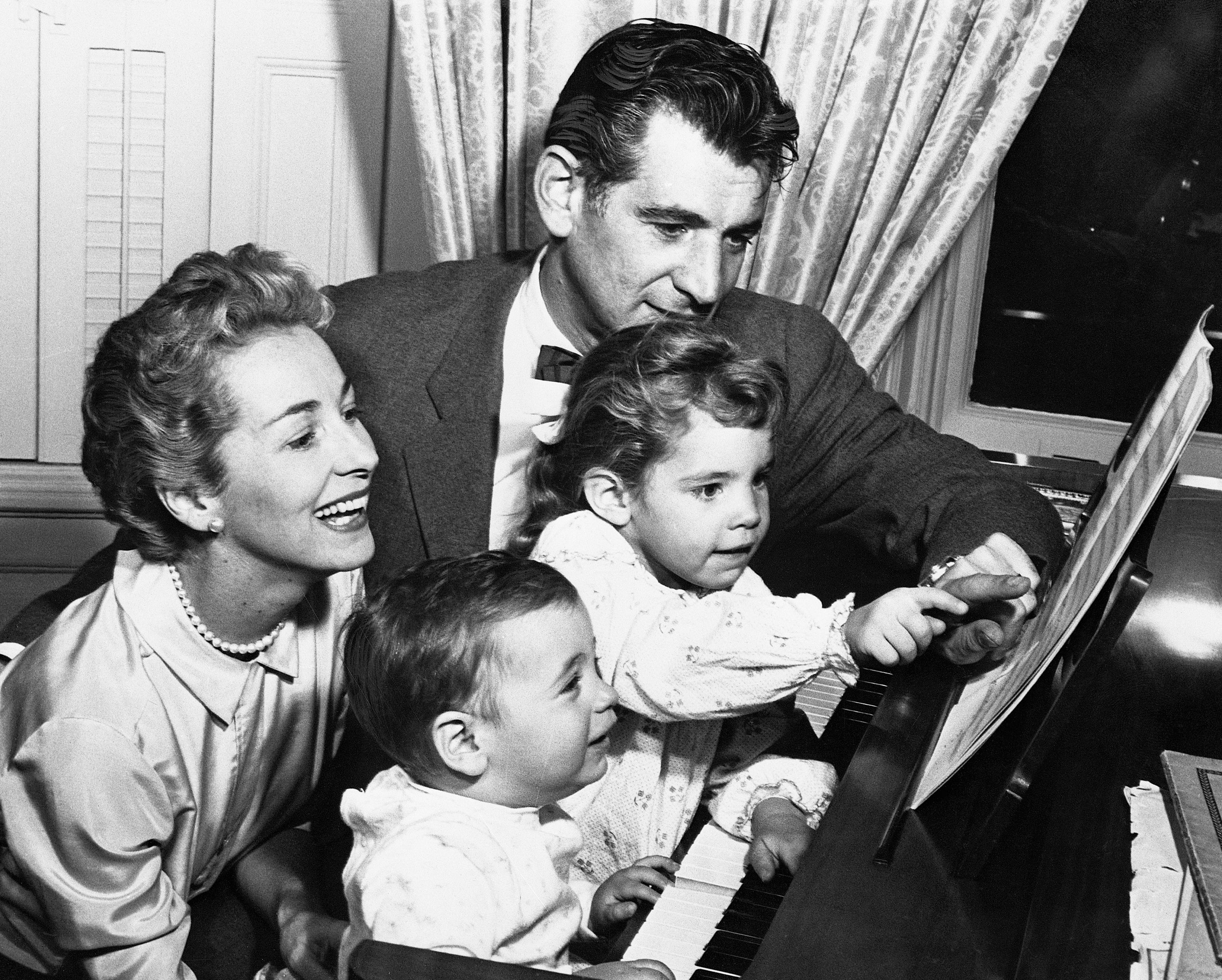 Leonard Bernstein, Felicia Montealegre und ihre Kinder Jamie und Alexander im Jahr 1957.