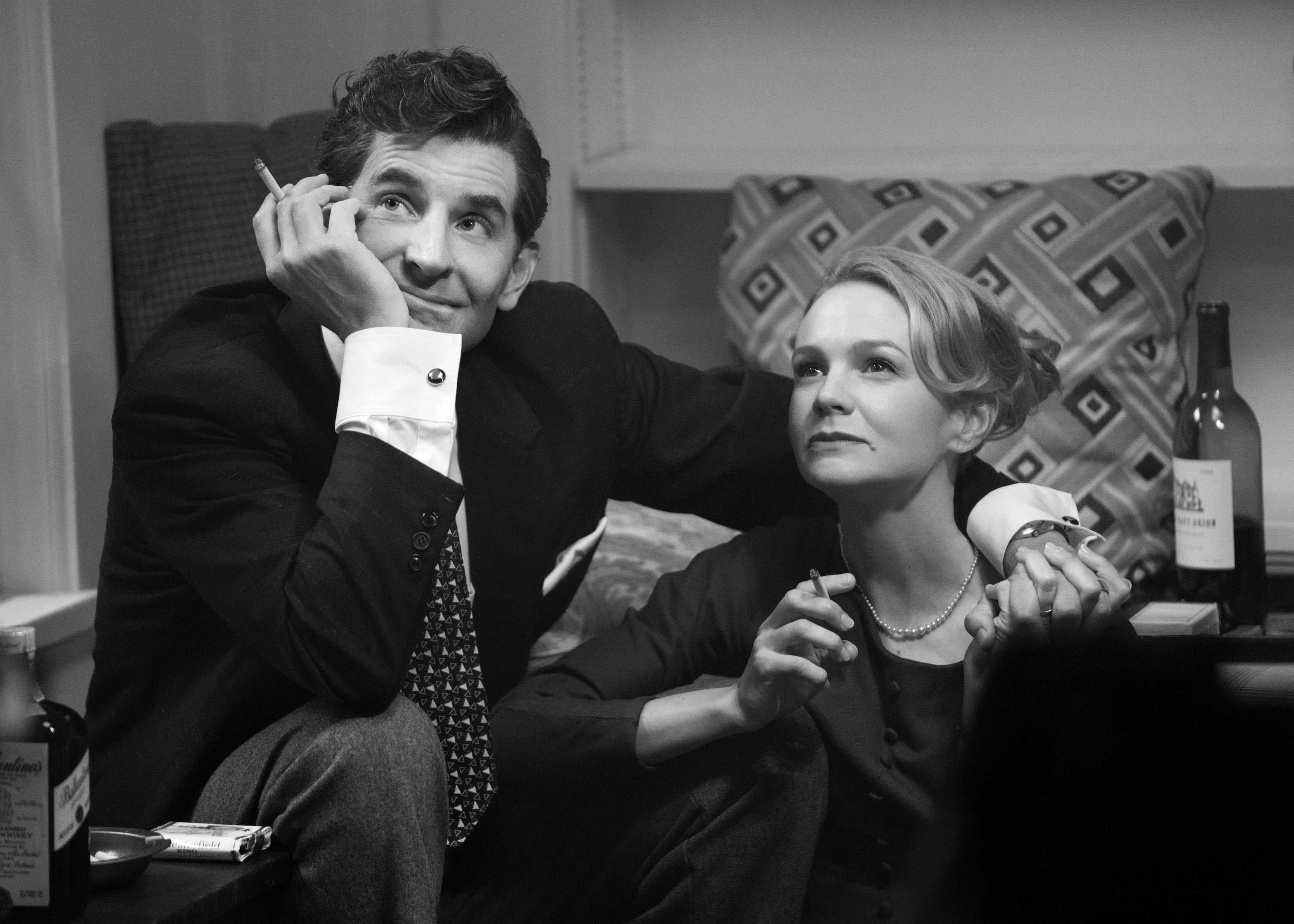 Bradley Cooper als Leonard Bernstein und Carey Mulligan als Felicia Montealegre in „Maestro“.