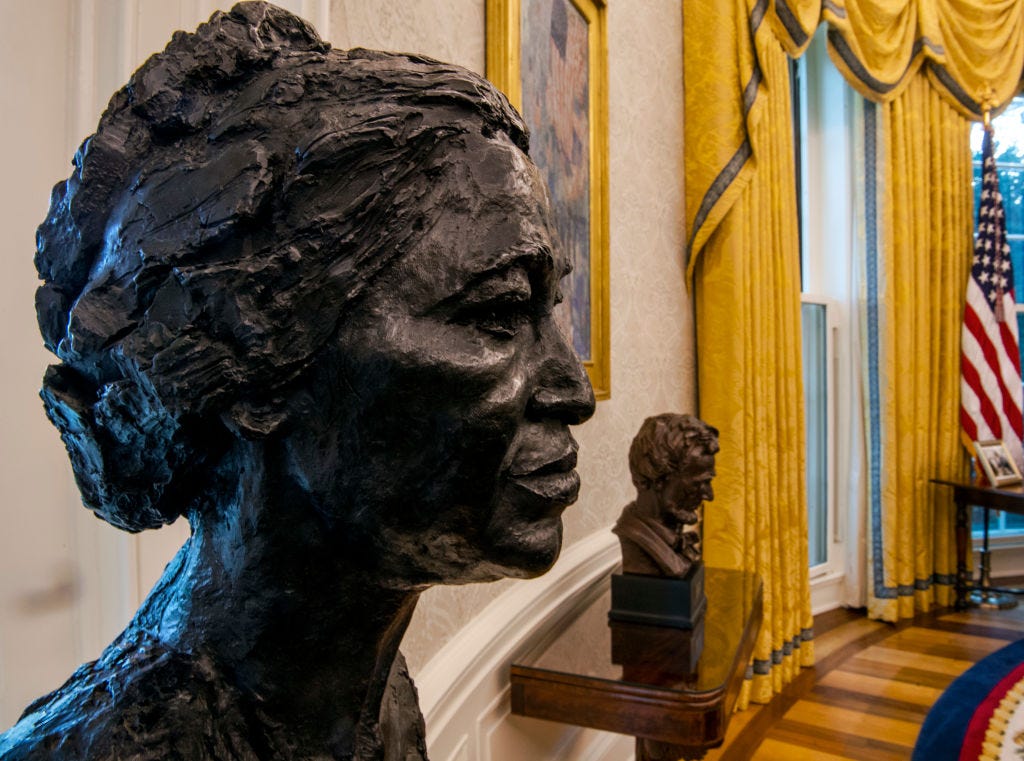 Eine Büste von Rosa Parks im Oval Office