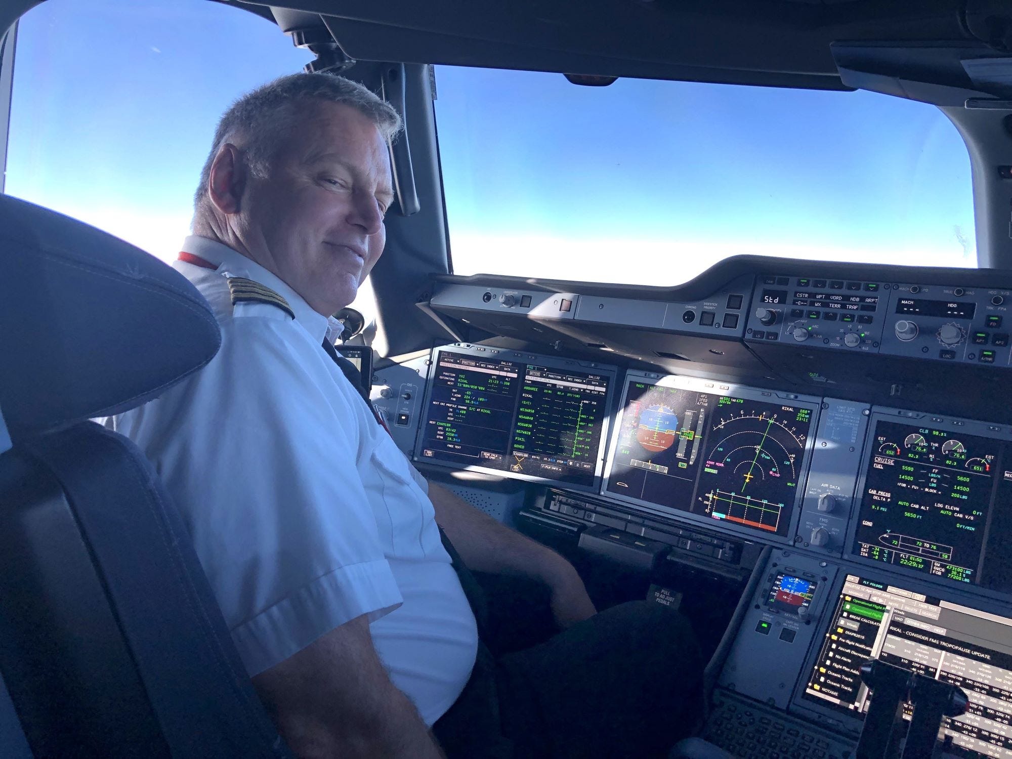 Der pensionierte Delta-Kapitän Mark Stevens im Cockpit eines A350.