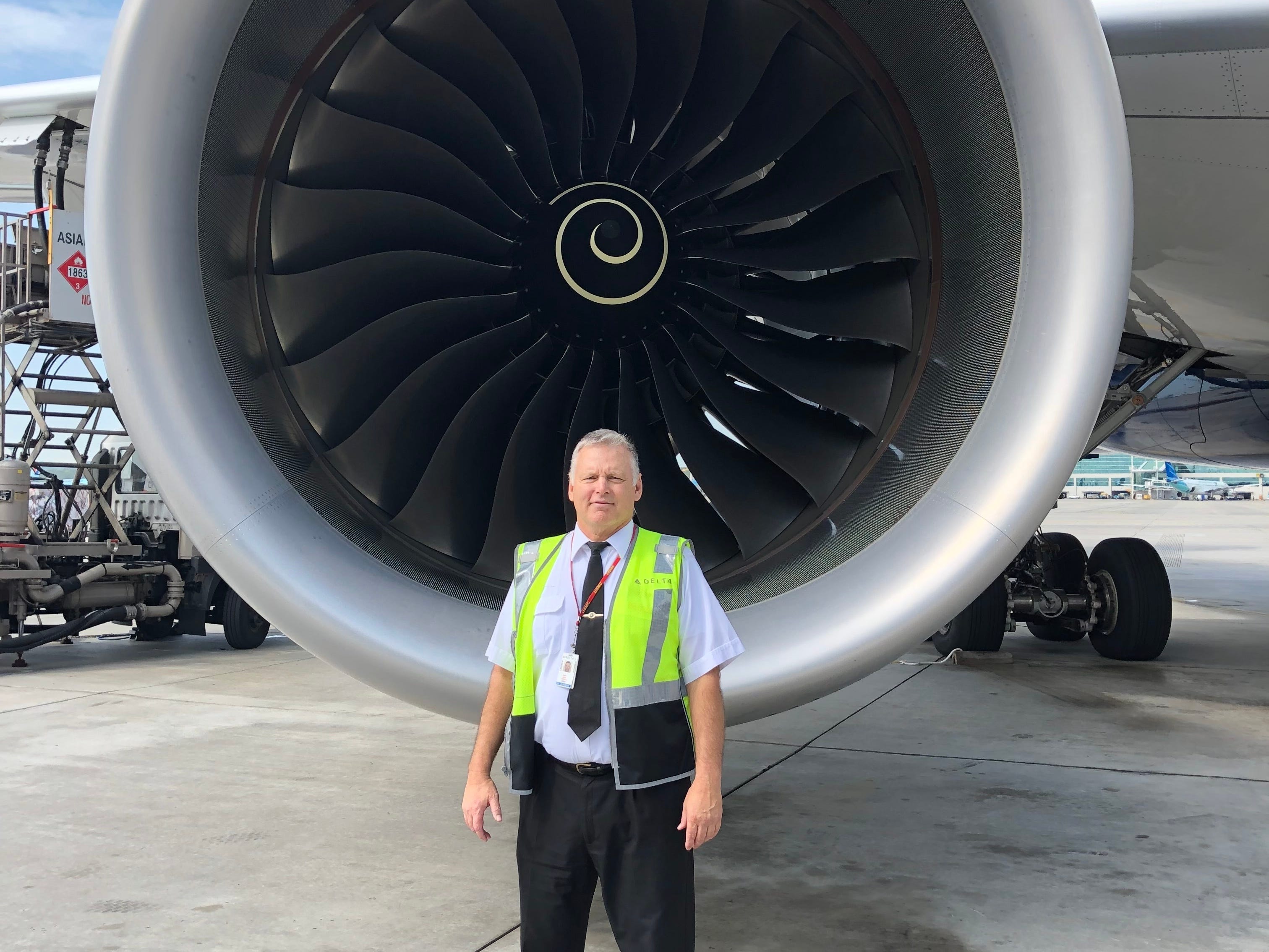 Der pensionierte Kapitän Mark Stevens vor dem Delta A350-Triebwerk.