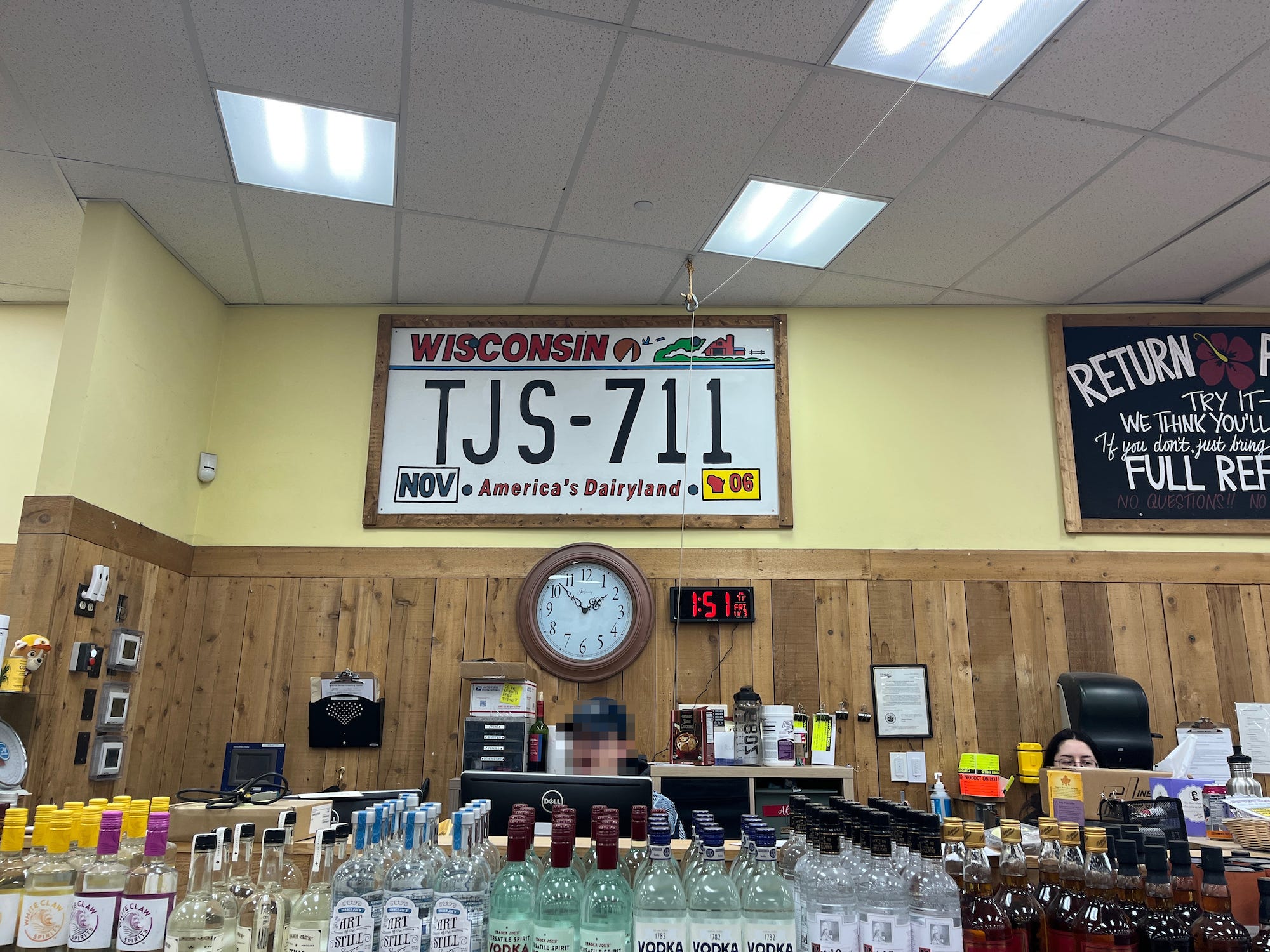 Ein Wisconsin-Nummernschild bei Trader Joe's in Wisconsin.