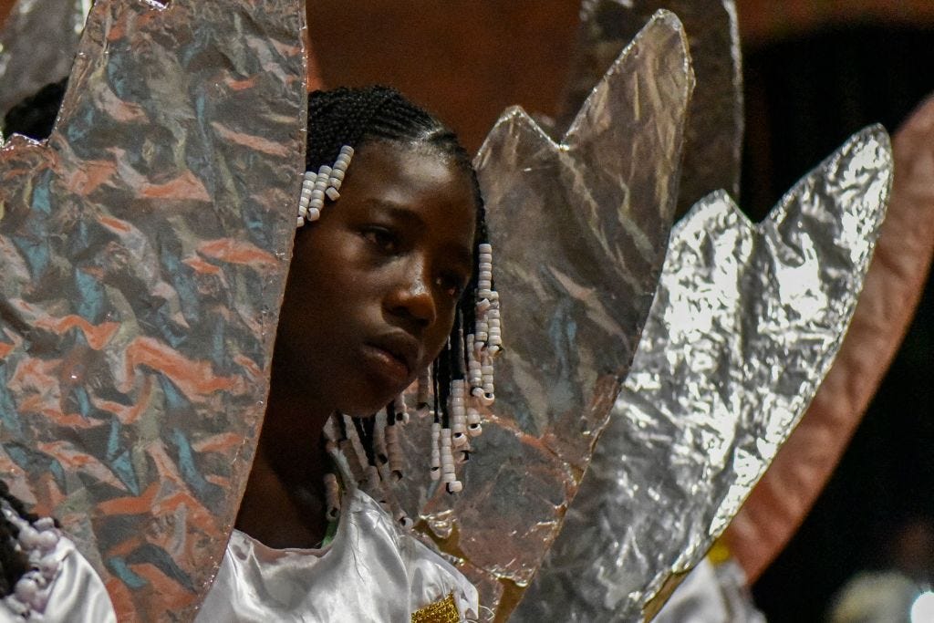 Ein afro-kolumbianisches Mädchen in einem Engelskostüm nimmt an den Feierlichkeiten „Adoraciones al Nino Dios“ in Quinamayo, Departement Valle del Cauca, Kolumbien, teil