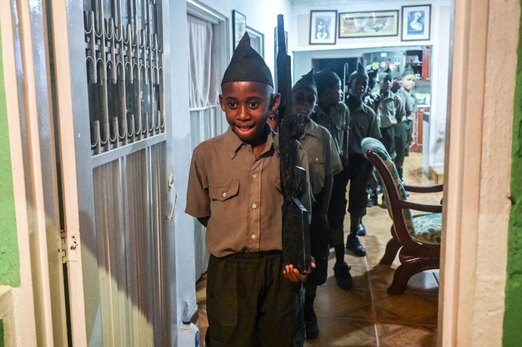 Als Soldaten verkleidete afrokolumbianische Jungen nehmen an den Feierlichkeiten „Adoraciones al Nino Dios“ in Quinamayo, Departement Valle del Cauca, Kolumbien, teil