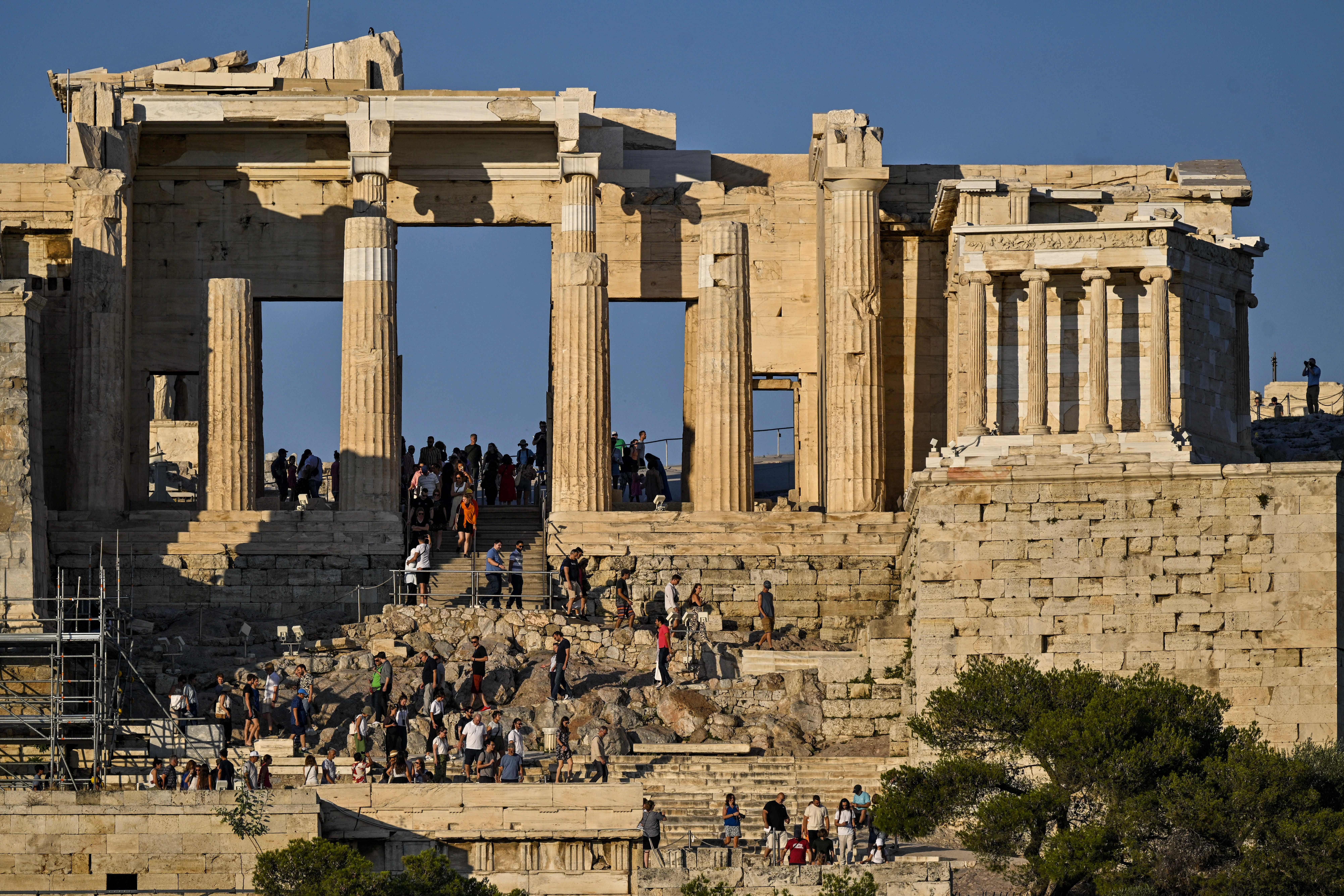 Touristen auf den Propyläen der Akropolis in Athen im Juni 2023.