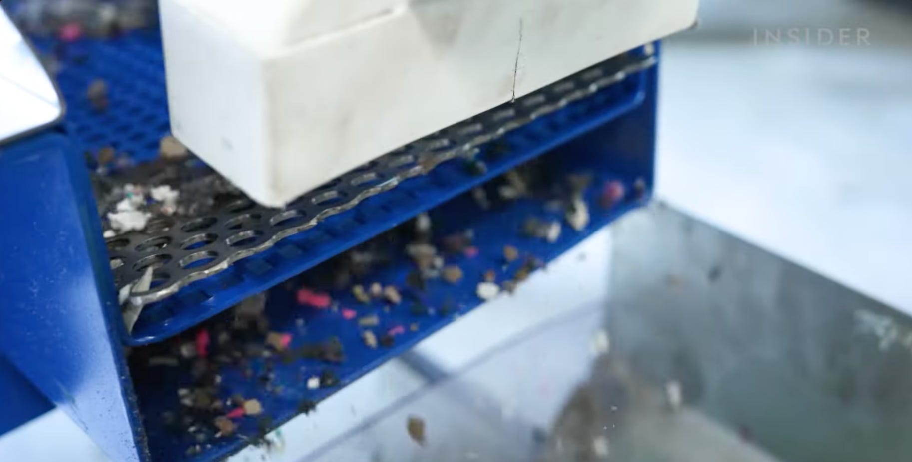 Schuhmaterial fällt aus einer Maschine in der FastFeetGrinded-Anlage.