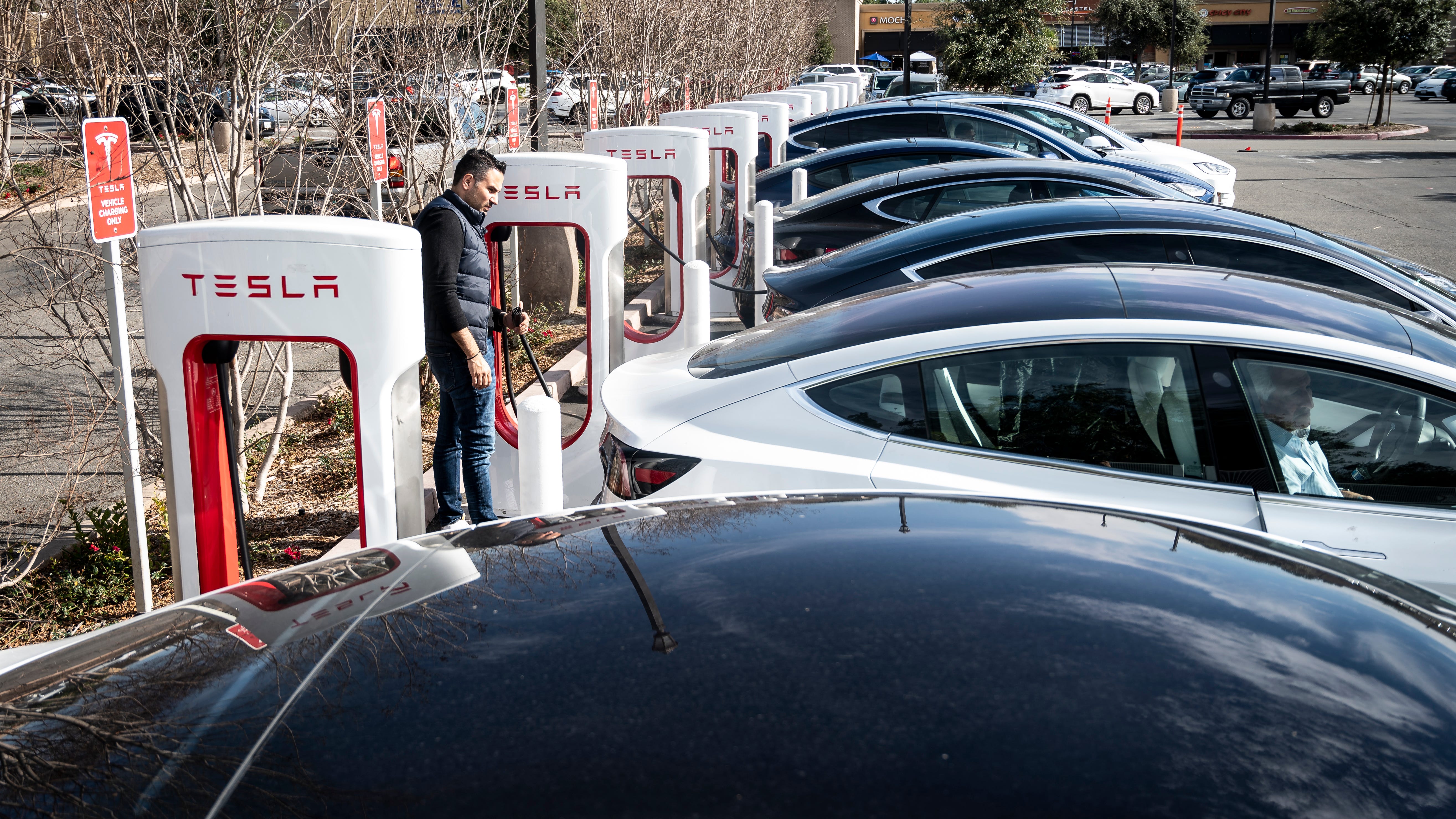 Tesla-Autos werden am Freitag, den 28. Januar 2022, an einer Supercharger-Station in der Culver Ave. in Irvine, Kalifornien, aufgeladen. Eine Beratergruppe im Landtag erarbeitet Empfehlungen für die Wiederverwendung oder das Recycling von Elektrofahrzeugbatterien
