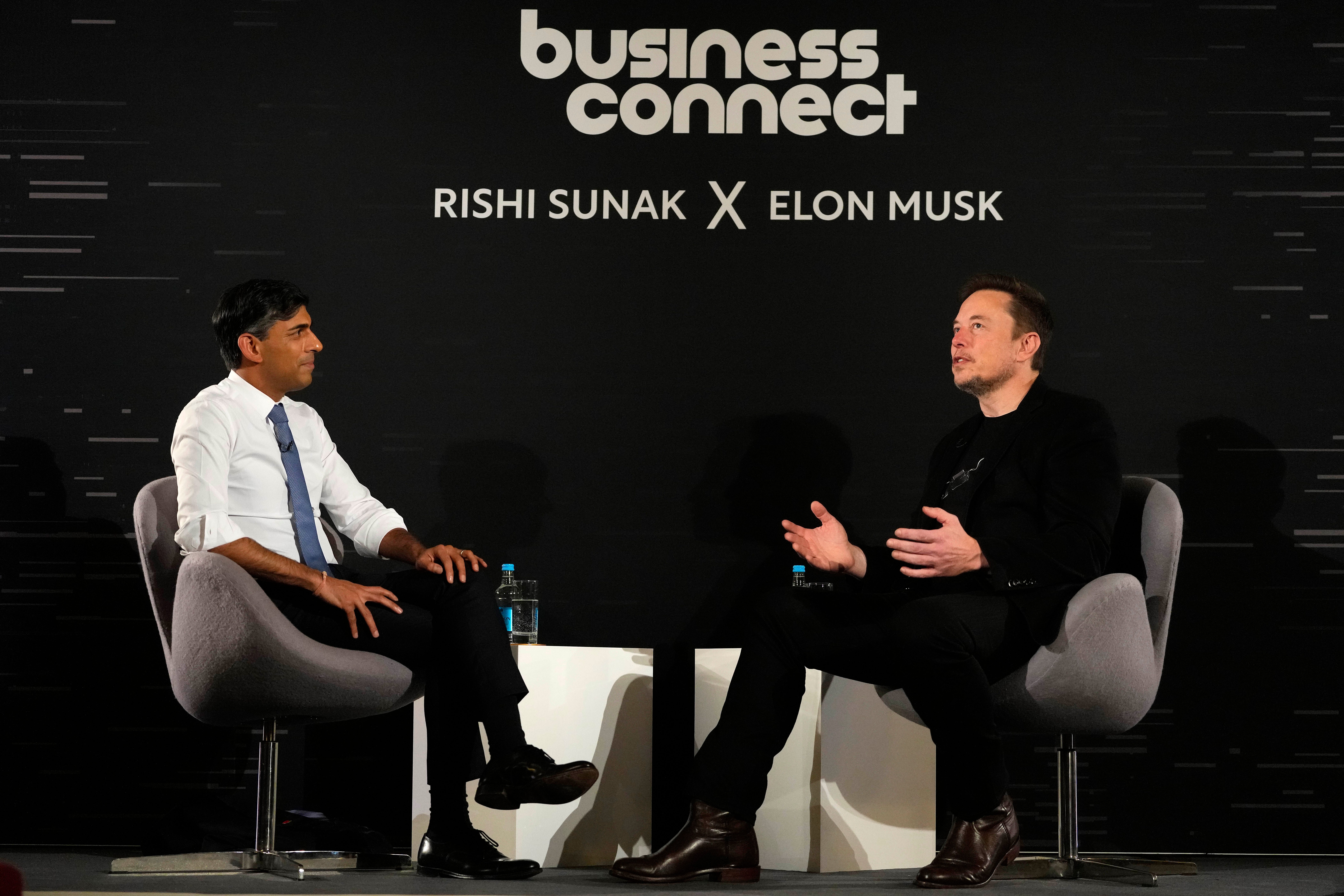 Der britische Premierminister Rishi Sunak (l.) nimmt am 2. November 2023 im Lancaster House in London, England, an einer Gesprächsveranstaltung mit Tesla und SpaceX-CEO Elon Musk teil.  Sunak diskutierte KI mit Elon Musk in einem Gespräch, das im sozialen Netzwerk X abgespielt wird, das Musk besitzt.