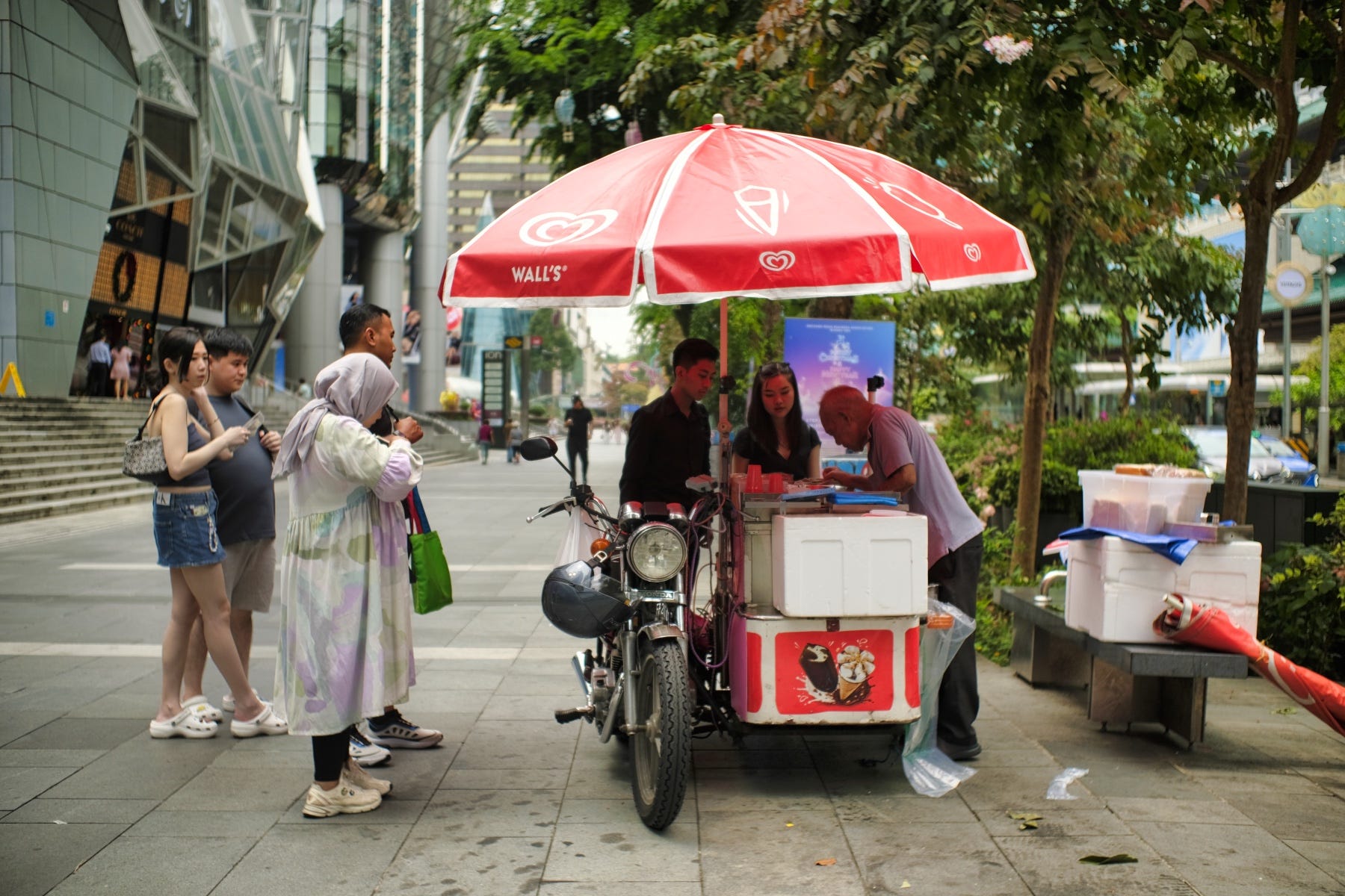 Einer der traditionellen Eiswagen entlang der Orchard Road, Singapurs Haupteinkaufsstraße.