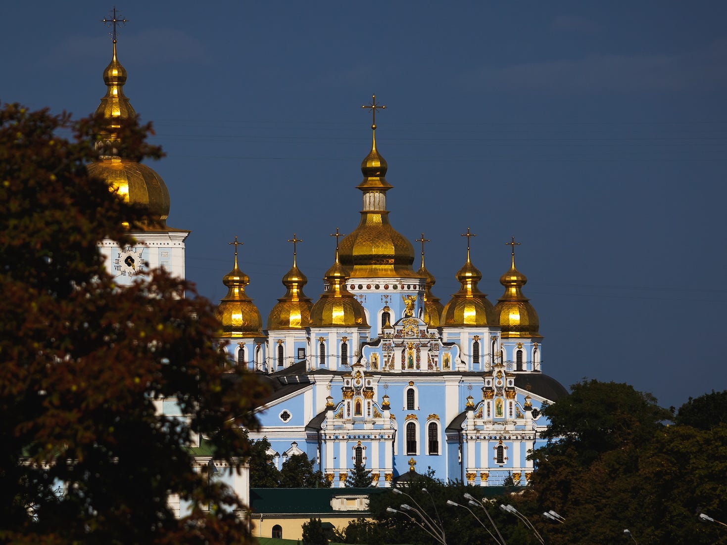 St.-Michael-Kloster mit goldener Kuppel in Kiew, Ukraine: Eine orthodoxe Kirche mit goldener Kuppel, mehreren hellen Türmen und hellblauen Wänden.
