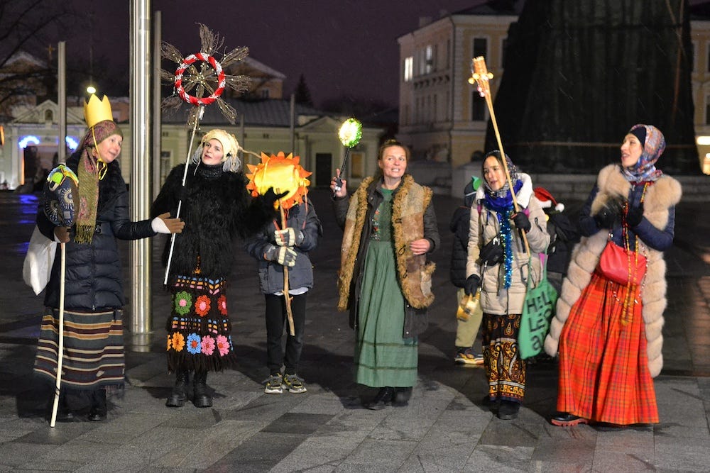 Studentensänger in Charkiw führen am 24. Dezember 2023 in Charkiw, Ukraine, Weihnachtslieder auf einem der Hauptplätze Charkiws auf.