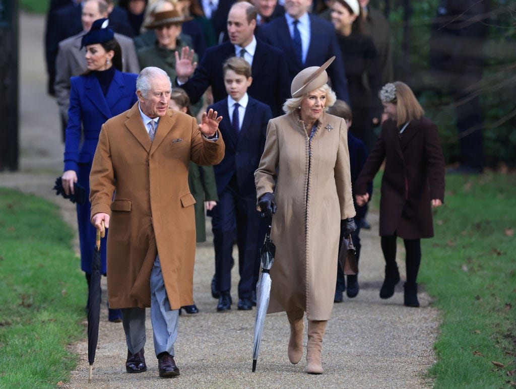 König Charles und Königin Camilla tragen an Weihnachten 2023 hellbraune Mäntel