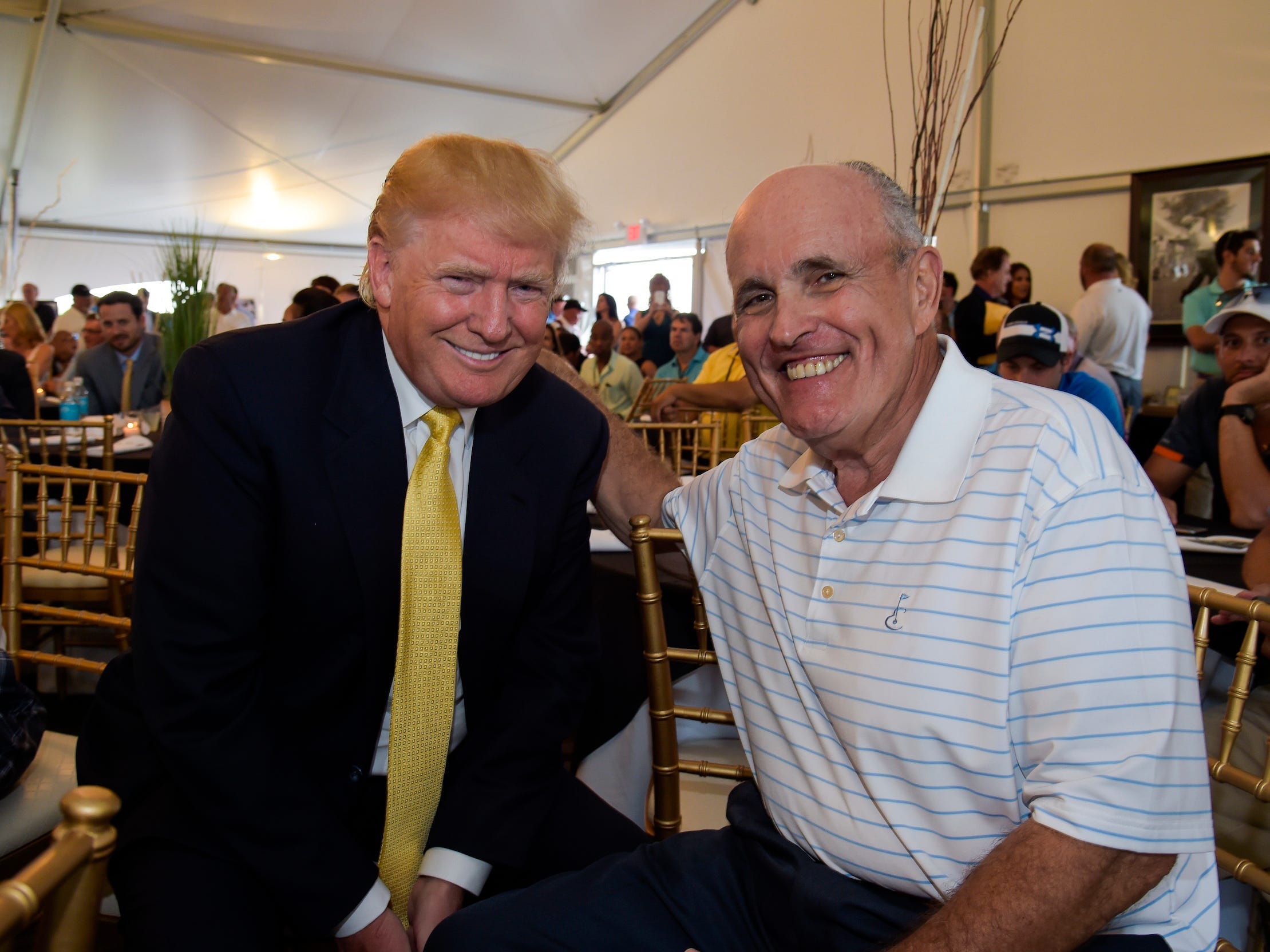 Donald Trump mit dem damaligen Bürgermeister Rudy Giuliani im Ferry Point Golf Club von Trump in der Bronx im Jahr 2015.