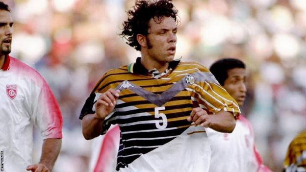 Südafrikas Verteidiger Mark Fish in Aktion während des Afrikanischen Nationen-Pokals 1996