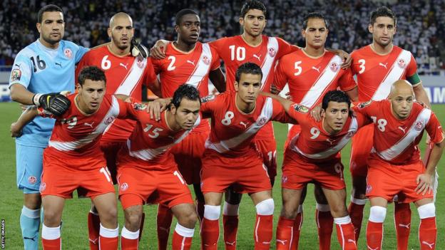 Tunesische Spieler stehen vor einem Spiel des Afrikanischen Nationen-Pokals gegen Sambia im Jahr 2010 in der Aufstellung