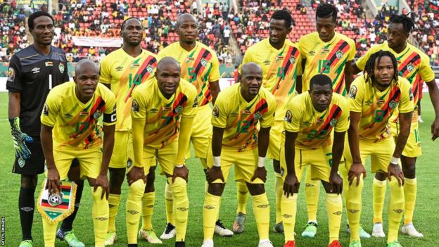 Spieler aus Simbabwe stehen vor einem Spiel beim Afrikanischen Nationen-Pokal 2021 in einer Aufstellung
