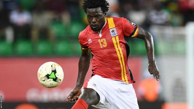 Der ugandische Mittelfeldspieler Moses Oloya kontrolliert den Ball während des Afrikanischen Nationen-Pokals 2017