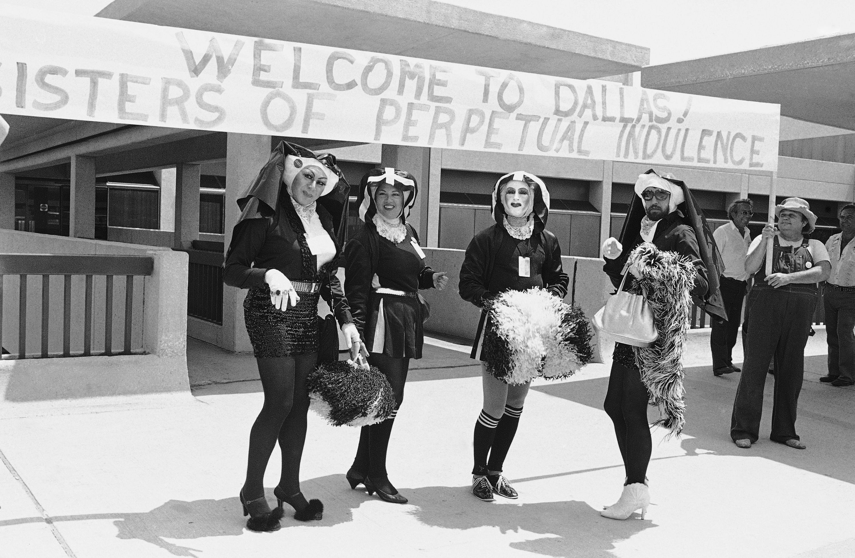 Die Sisters of Perpetual Indulgence protestierten 1984 gegen den Parteitag der US-Republikaner in Dallas, Texas.