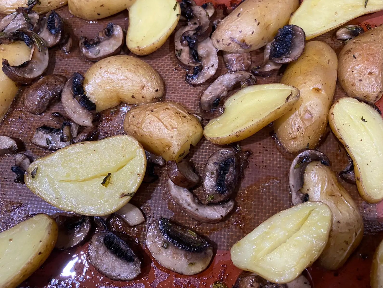 gekochte Pilze und Kartoffeln auf einem Blech