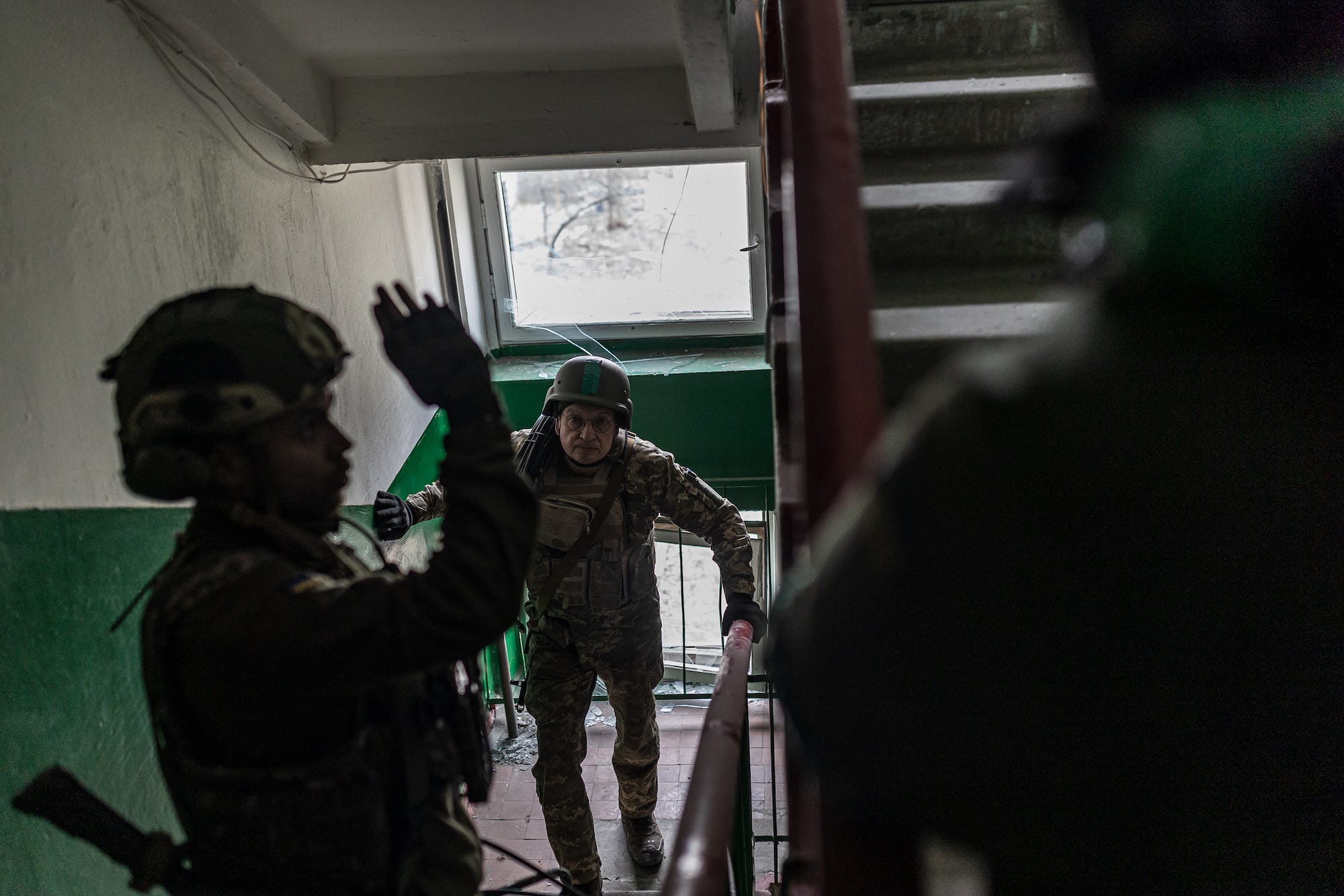 Ukrainische Soldaten im Treppenhaus eines Gebäudes