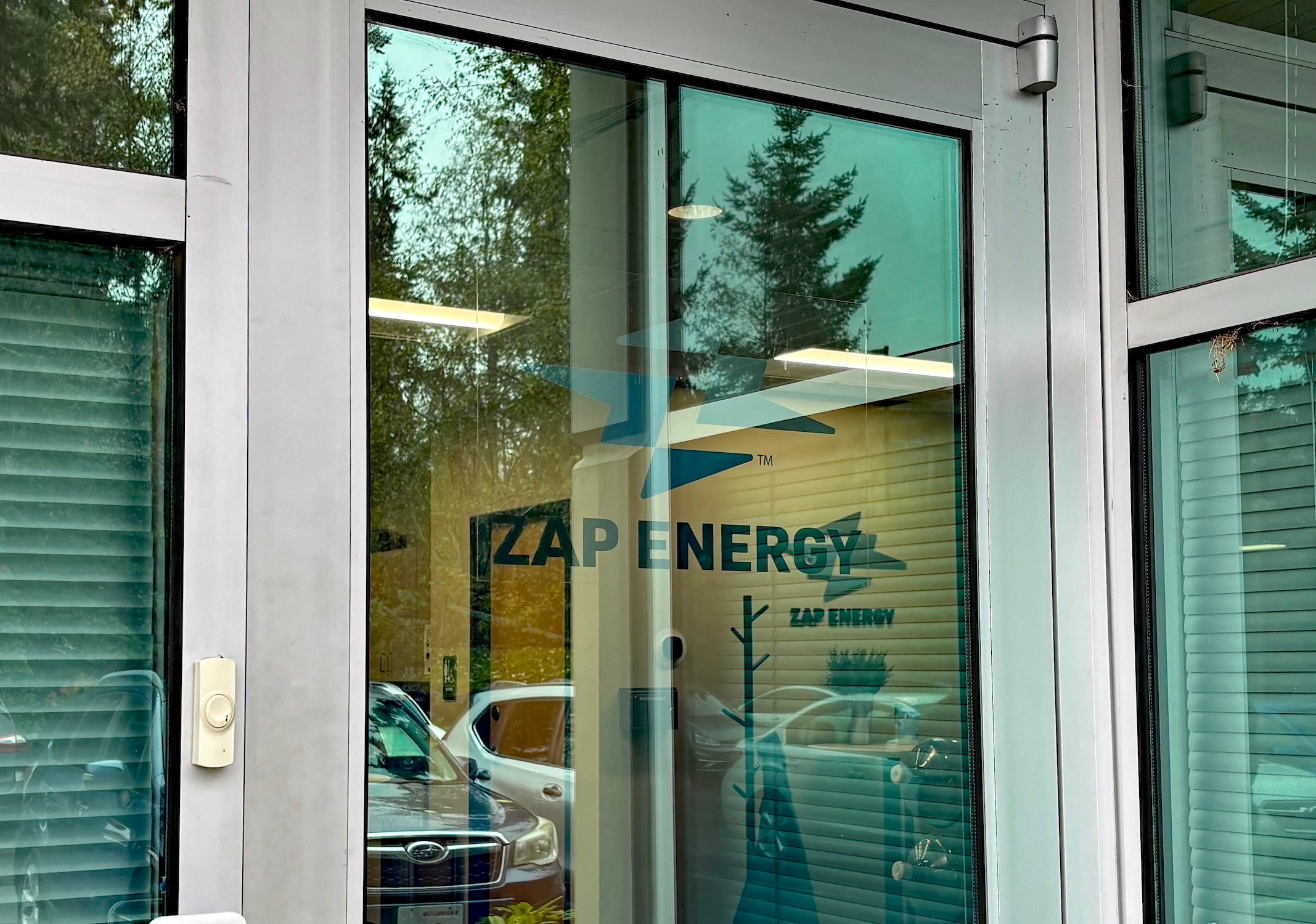 Eine Glastür mit der Aufschrift „Zap Energy“.