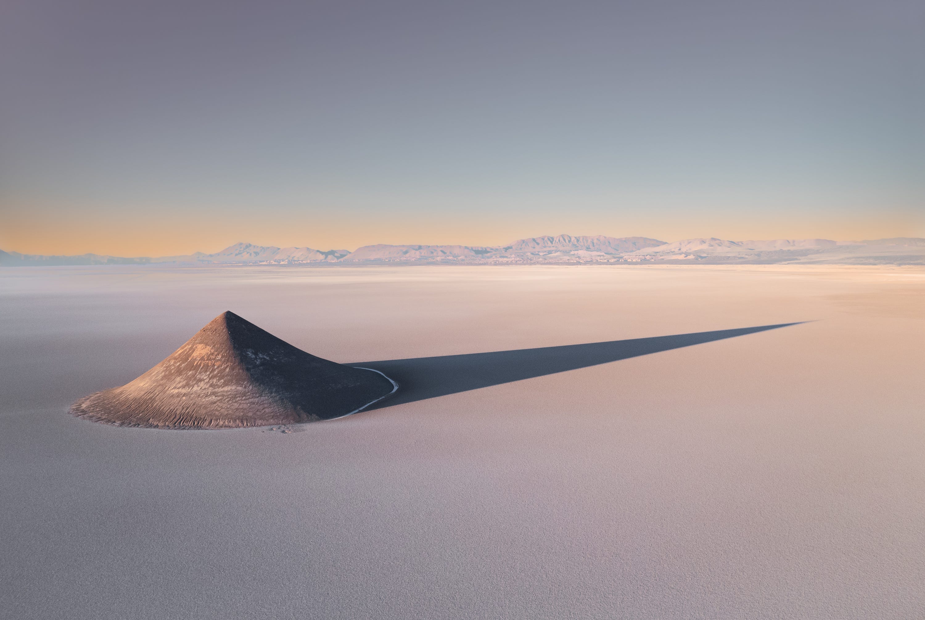 Ein Berg in einer Wüste im Salar de Arizaro, Puna de Argentina, Argentinien.
