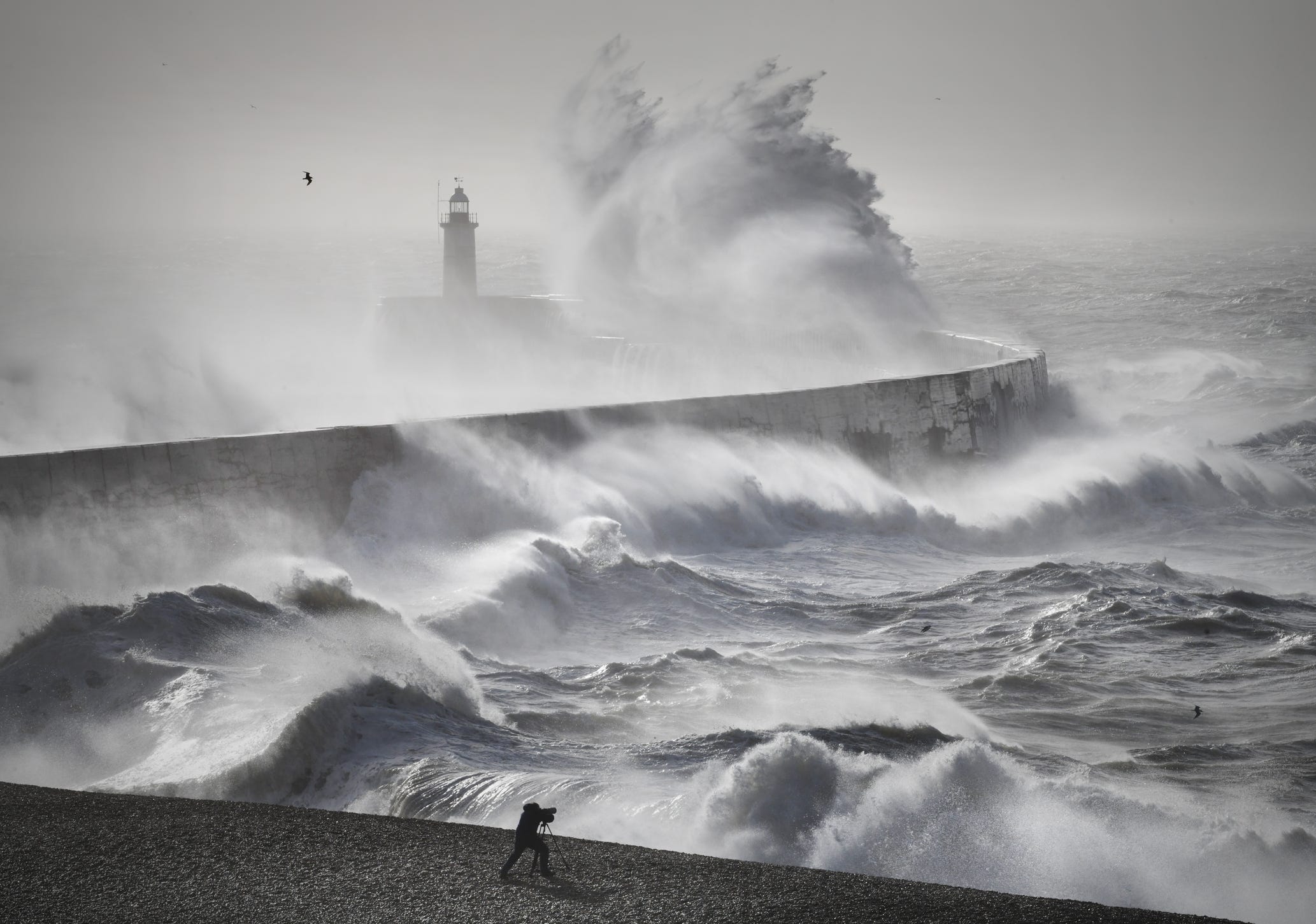 Starke Winde im Ärmelkanal verursachen riesige Wellen über dem Leuchtturm von Newhaven Harbour.