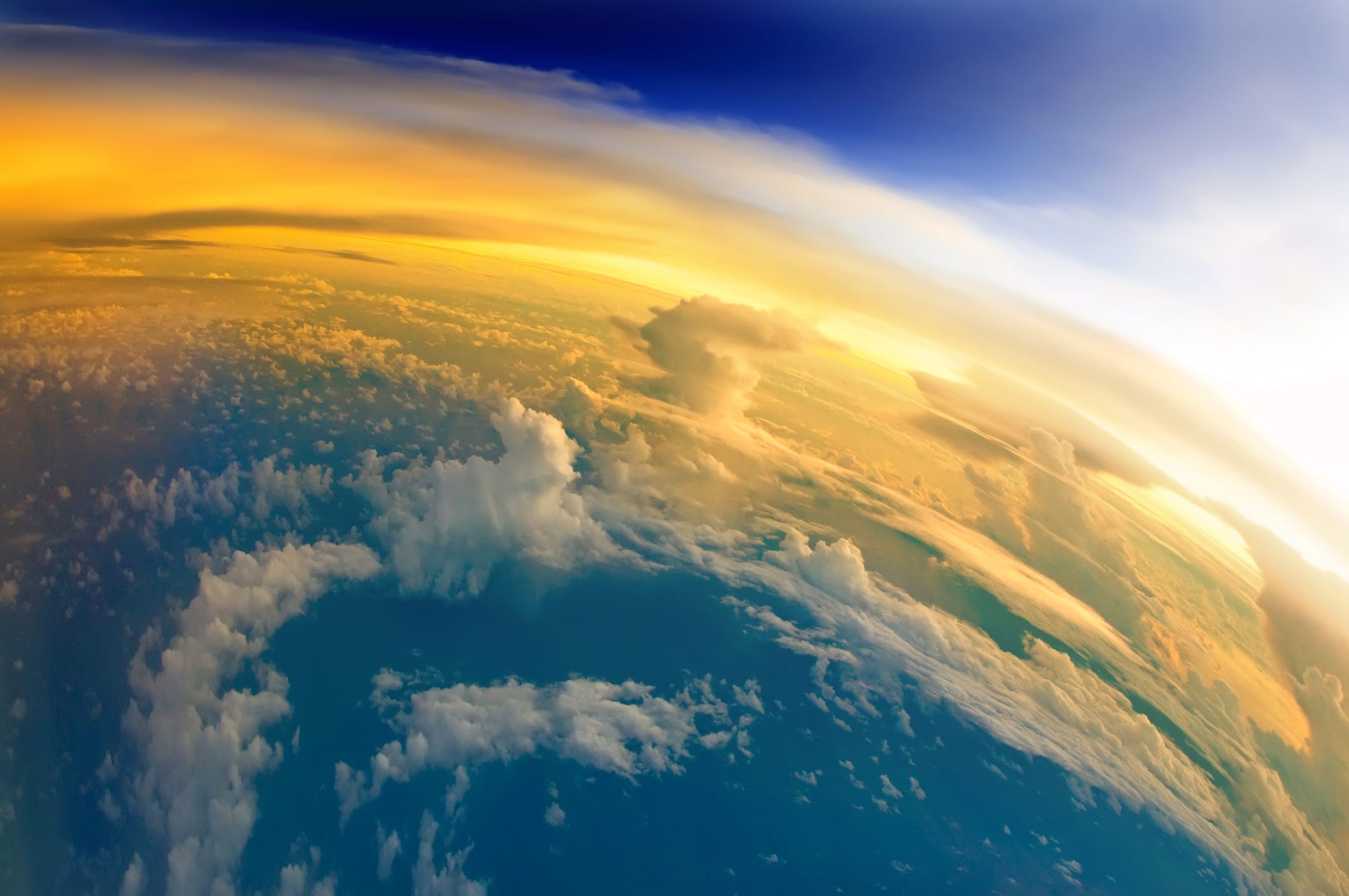 Luftaufnahme des wolkenverhangenen Planeten Erde.