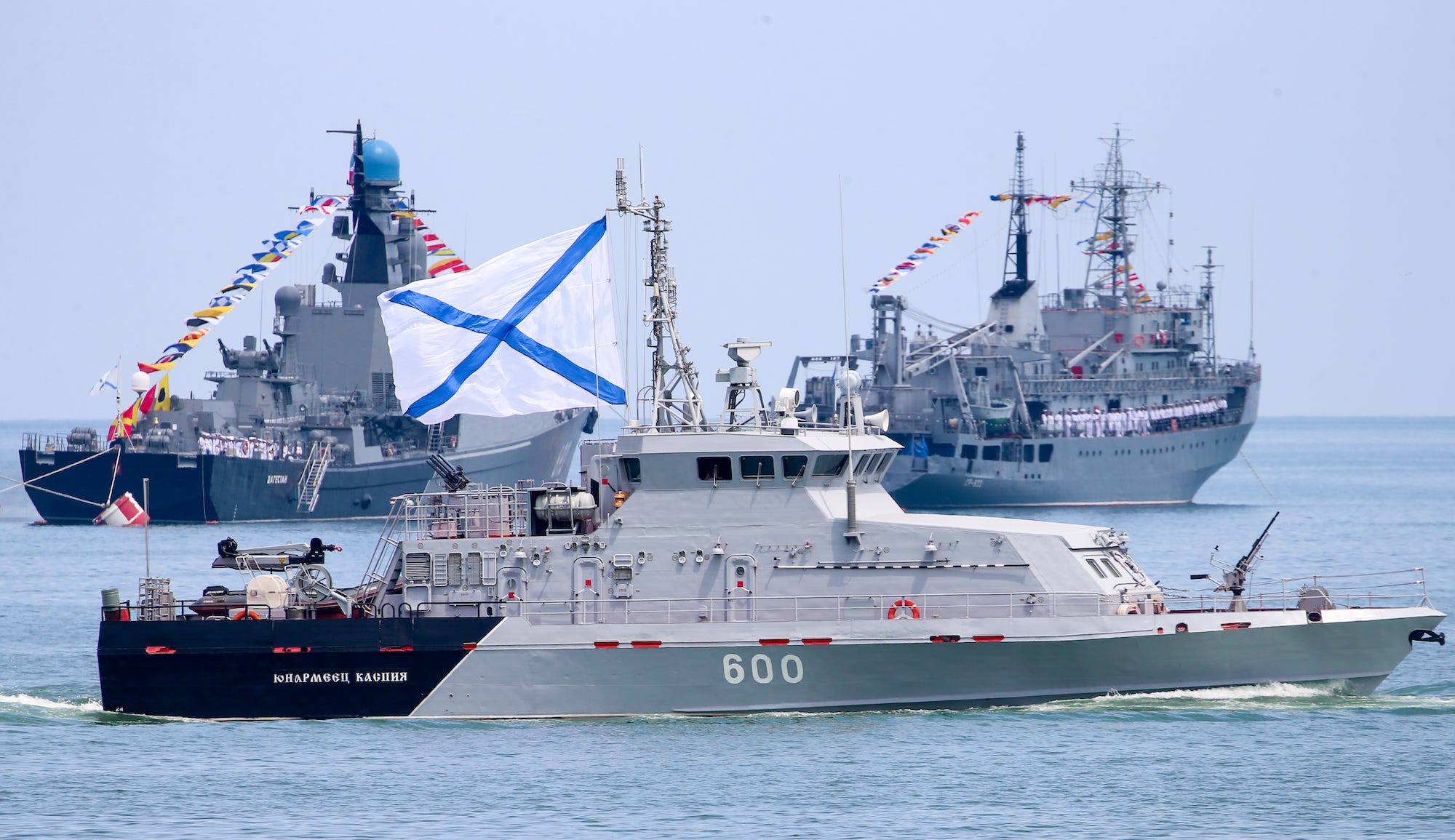 Russische Flottillenschiffe im Kaspischen Meer
