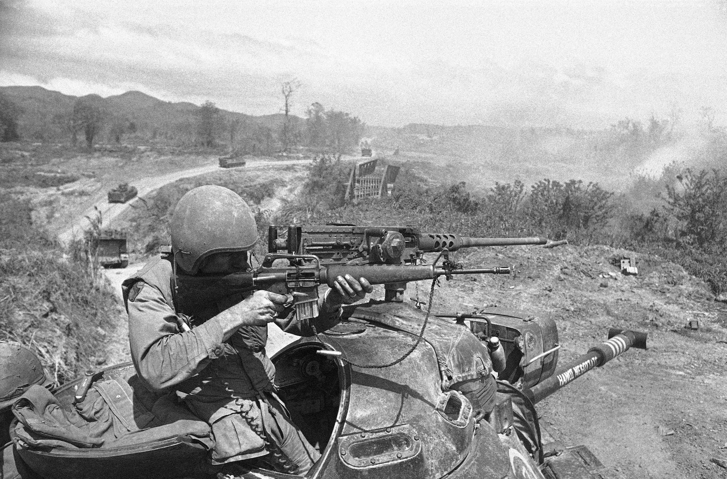 Ein Soldat nutzt seine M16 während einer Schlacht im Vietnamkrieg im Jahr 1971.