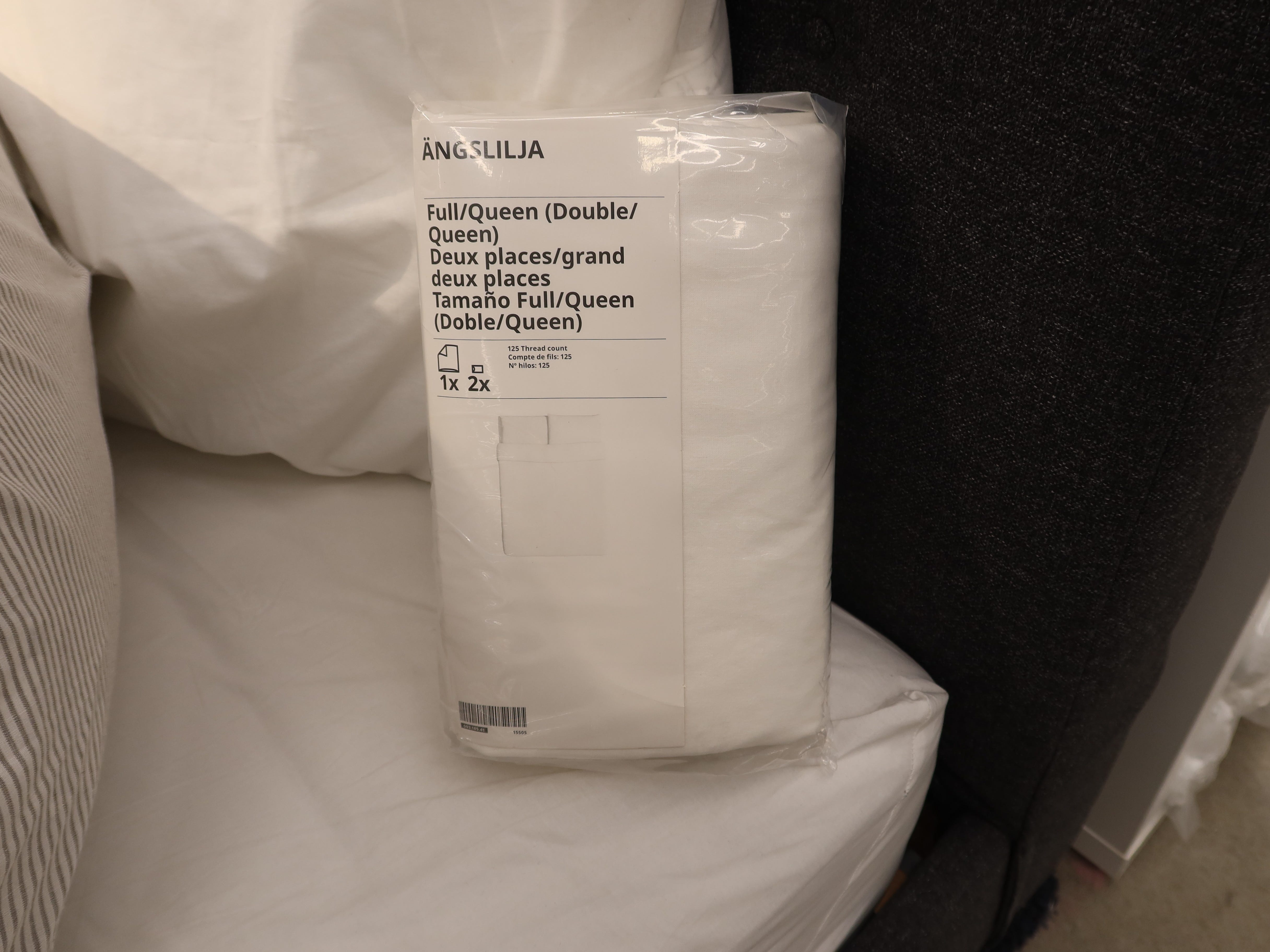 Packung mit einem Doppelbett-/Queensize-Bettbezug auf einem weißen Sofa bei Ikea