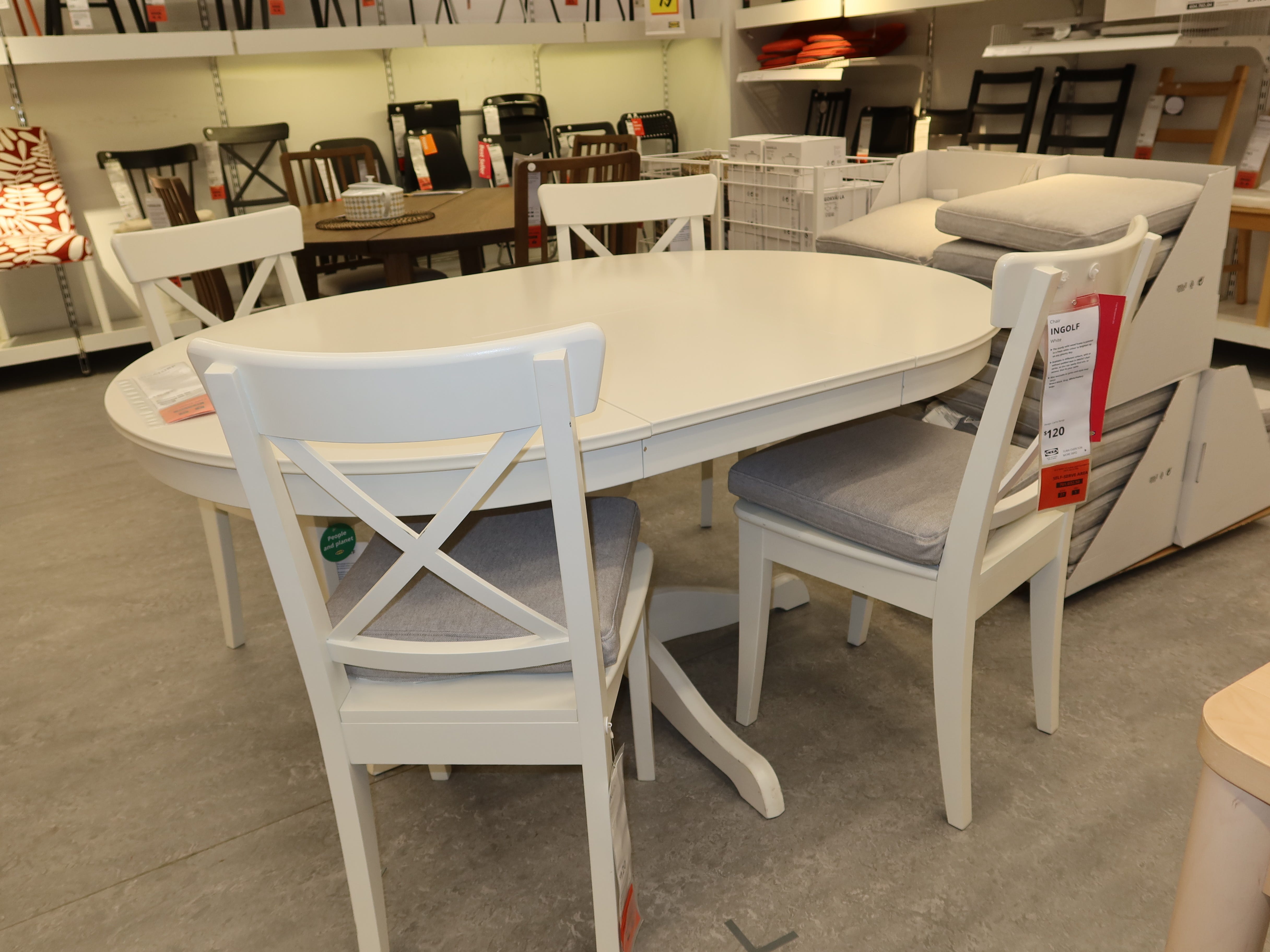 Vier passende weiße Esszimmerstühle und ein weißer Tisch bei Ikea