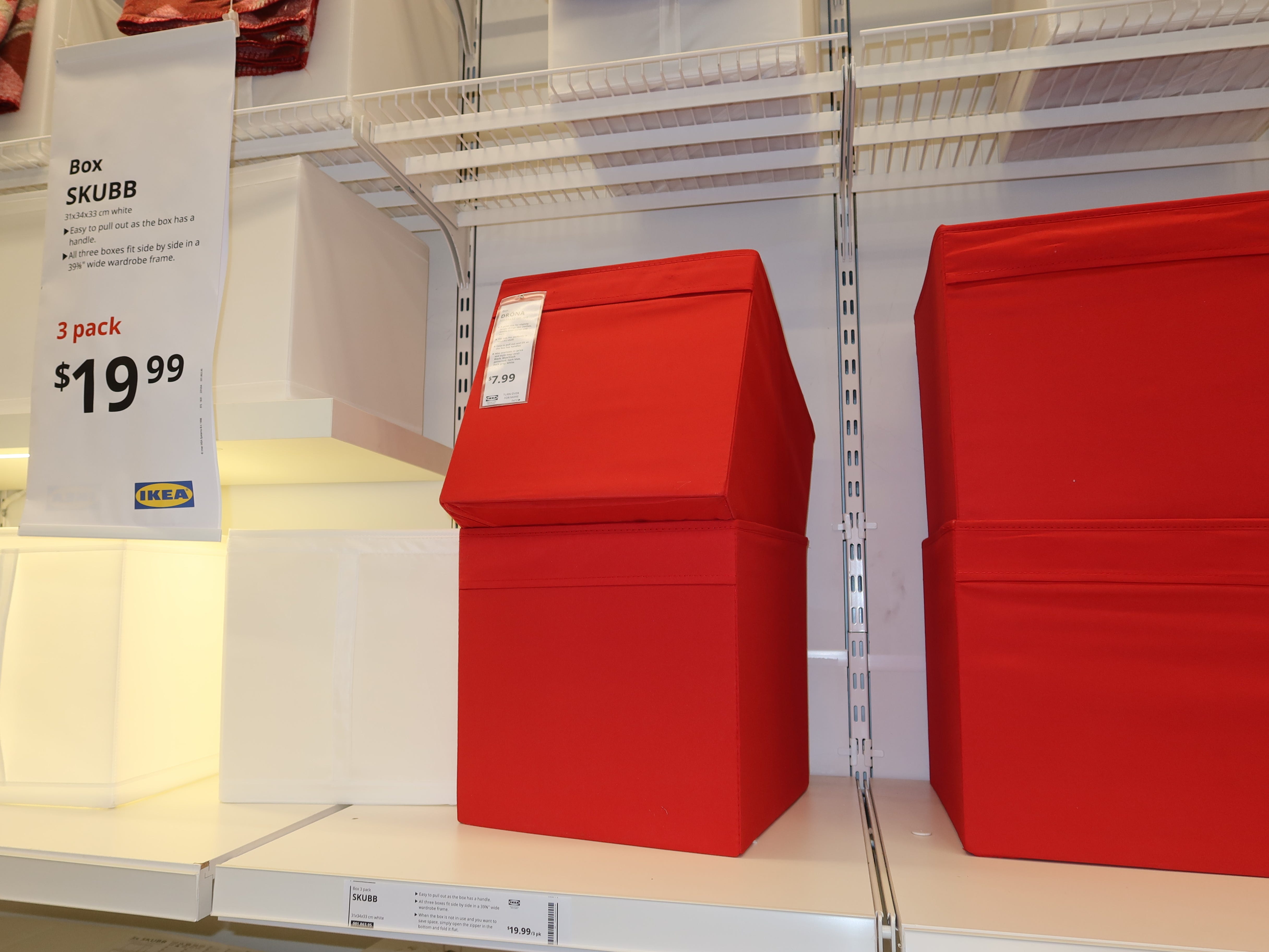 Rote Stoffkörbe auf einem weißen Regal bei Ikea