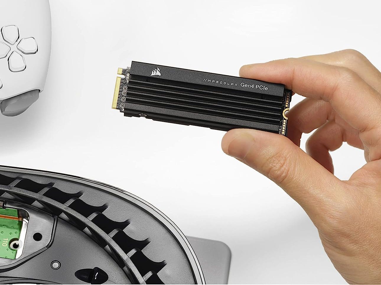 Eine Nahaufnahme einer Hand, die eine Corsair MP600 PRO LPX SSD für die PS5 hält