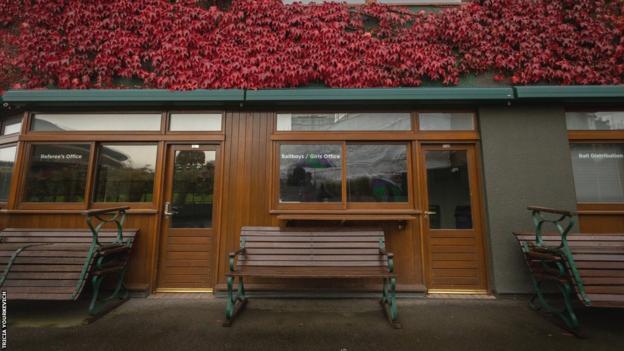 Vor dem Büro des Schiedsrichters in Wimbledon sind gestapelte Bänke aufgestapelt