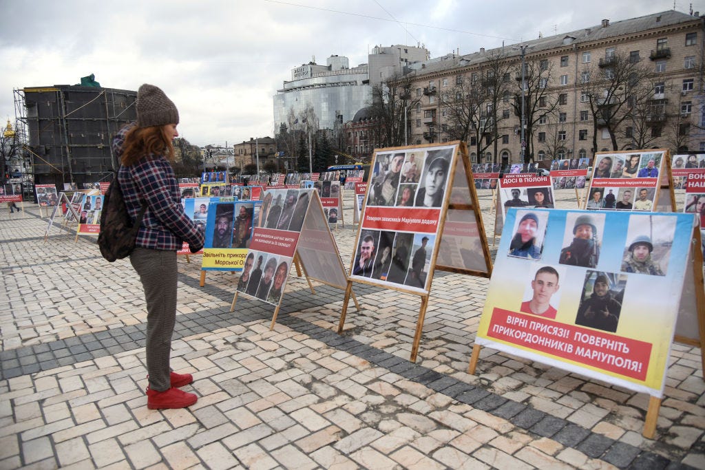 Verwandte und Aktivisten veranstalten am 23. Dezember 2023 auf dem Sofiiska-Platz in Kiew, Ukraine, eine Kundgebung zur Unterstützung ukrainischer Kriegsgefangener, die in russischer Gefangenschaft festgehalten werden.