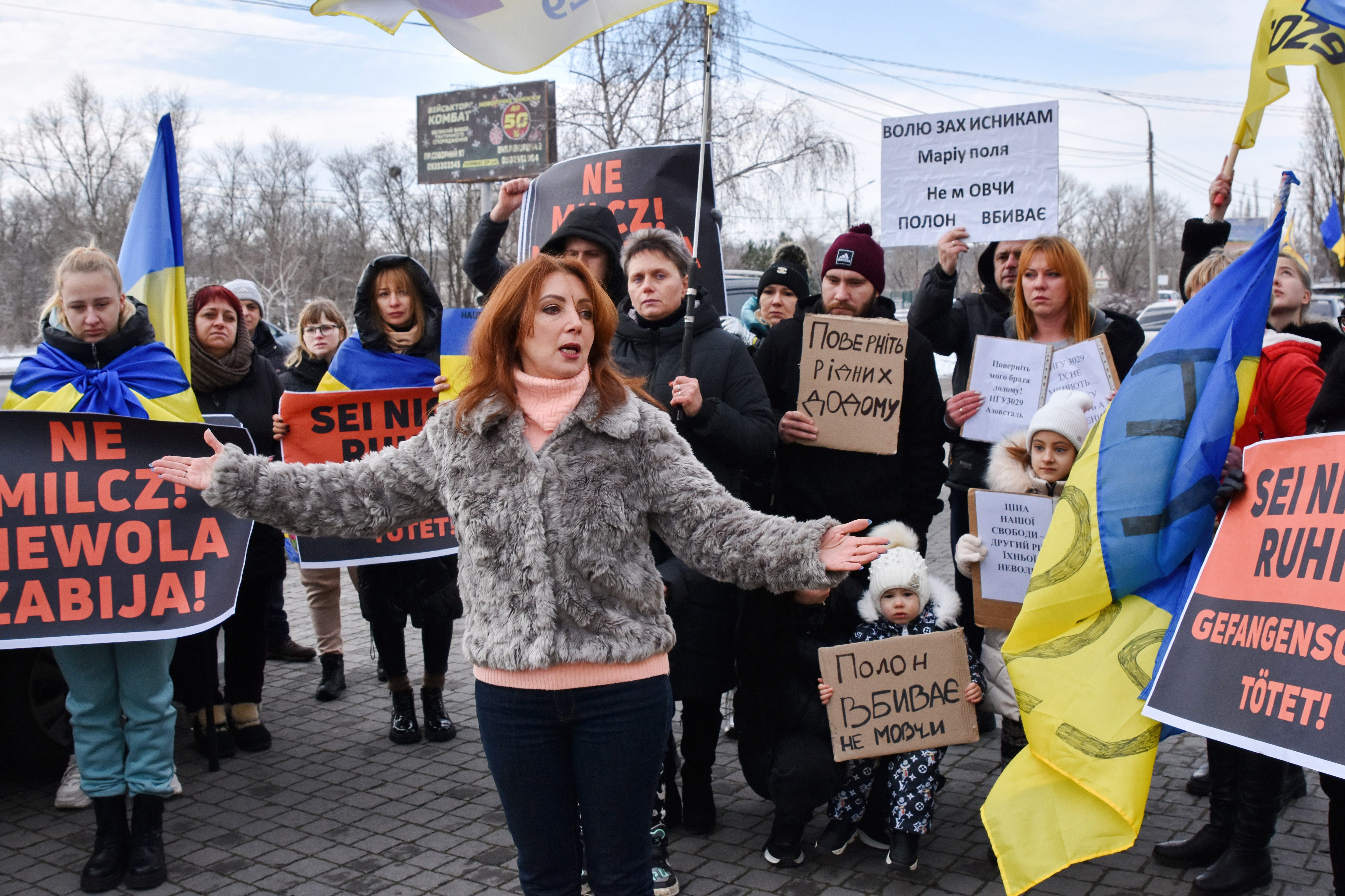 ZAPORIZHZHIA, UKRAINE – 24.12.2023: Demonstranten halten Plakate während der Autokundgebung zur Unterstützung der ukrainischen Kriegsgefangenen unter dem Motto „Schweigen Sie nicht! Gefangenschaft tötet!“  in Saporischschja.
