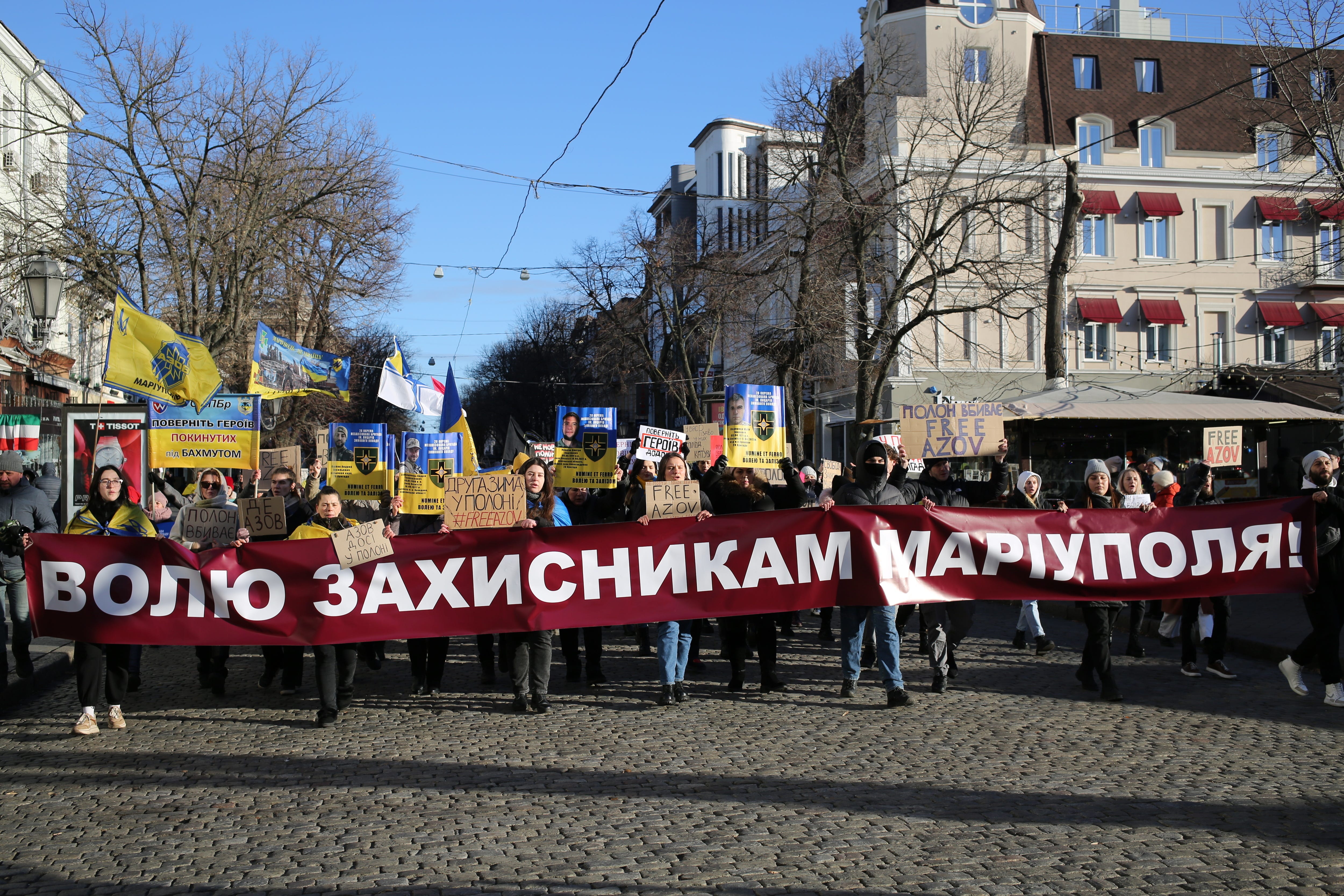 Demonstranten in Odessa, Ukraine, halten am 23. Dezember 2023 ein Transparent mit der Aufschrift „Freiheit für die Verteidiger von Mariupol“.